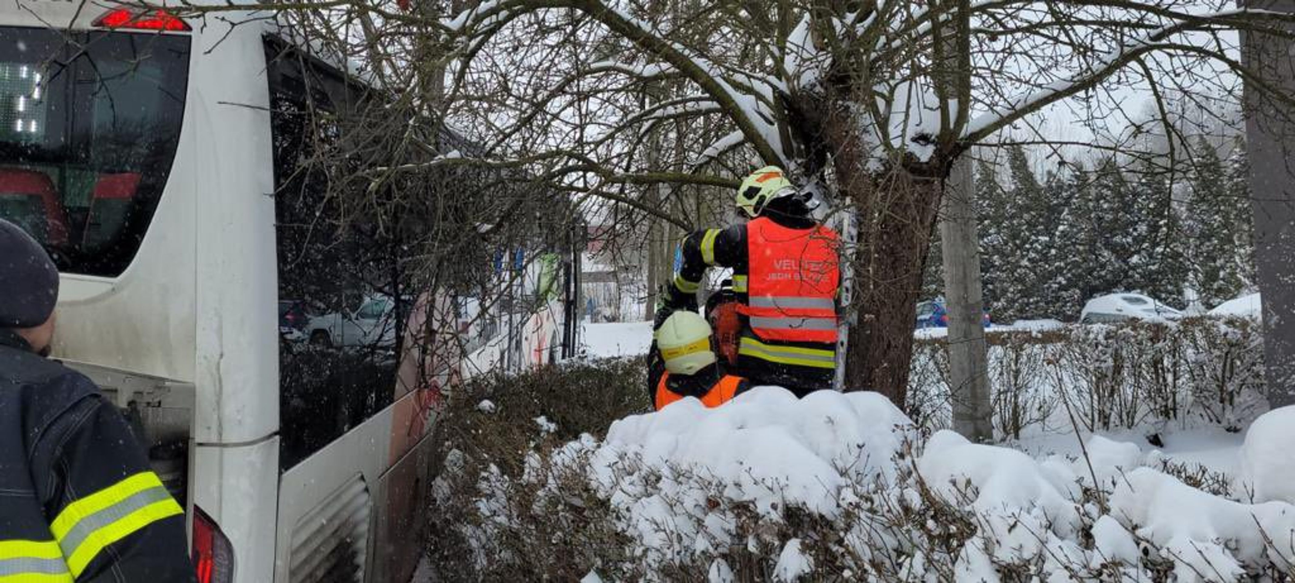 Nehoda autobusu v Moravskoslezském kraji - Počasí komplikuje dopravu (7/12)