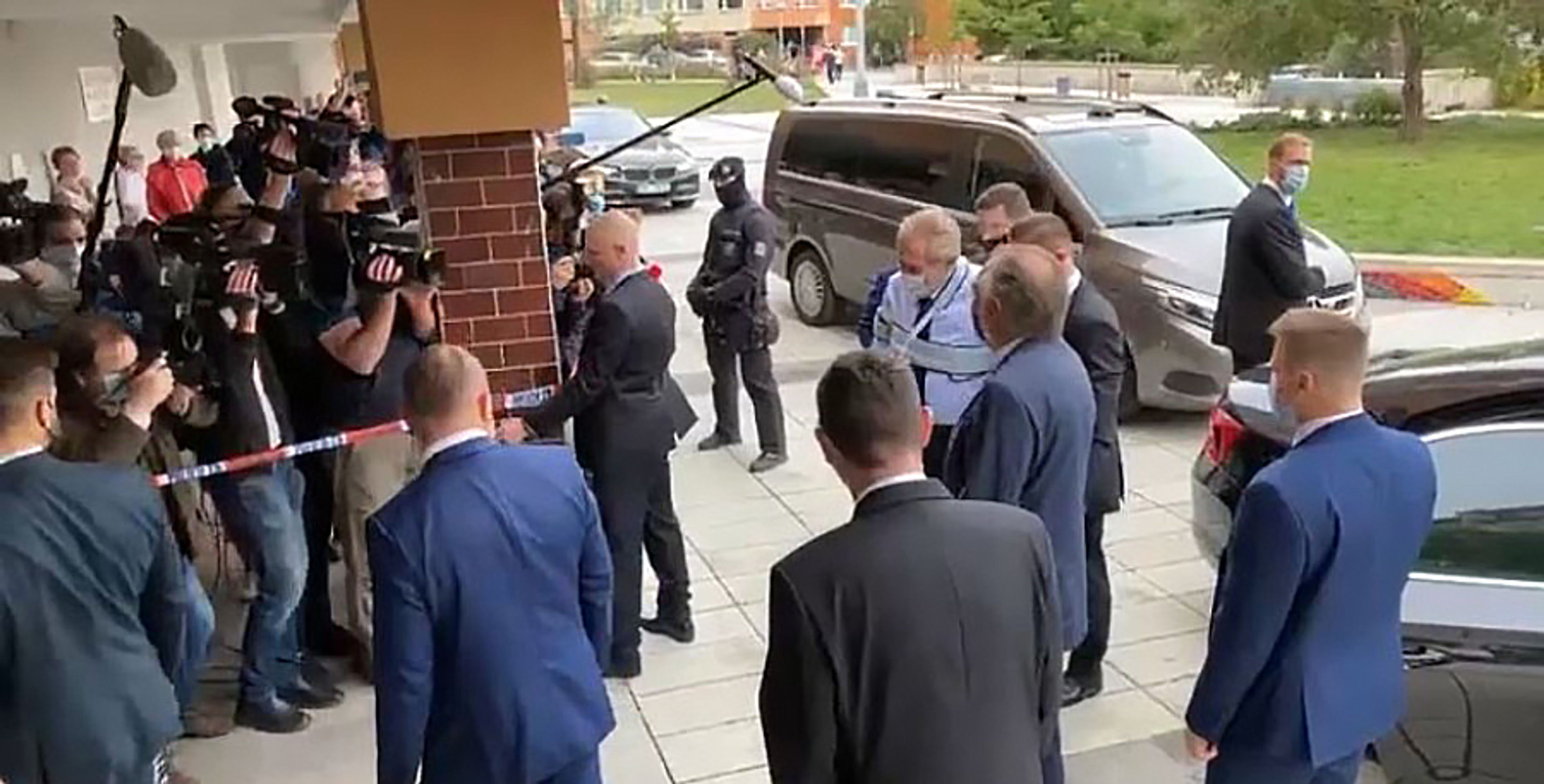 Miloš Zeman přijel k volbám - GALERIE: Volby do krajských zastupitelstev a doplňovací do třetiny Senátu (5/6)
