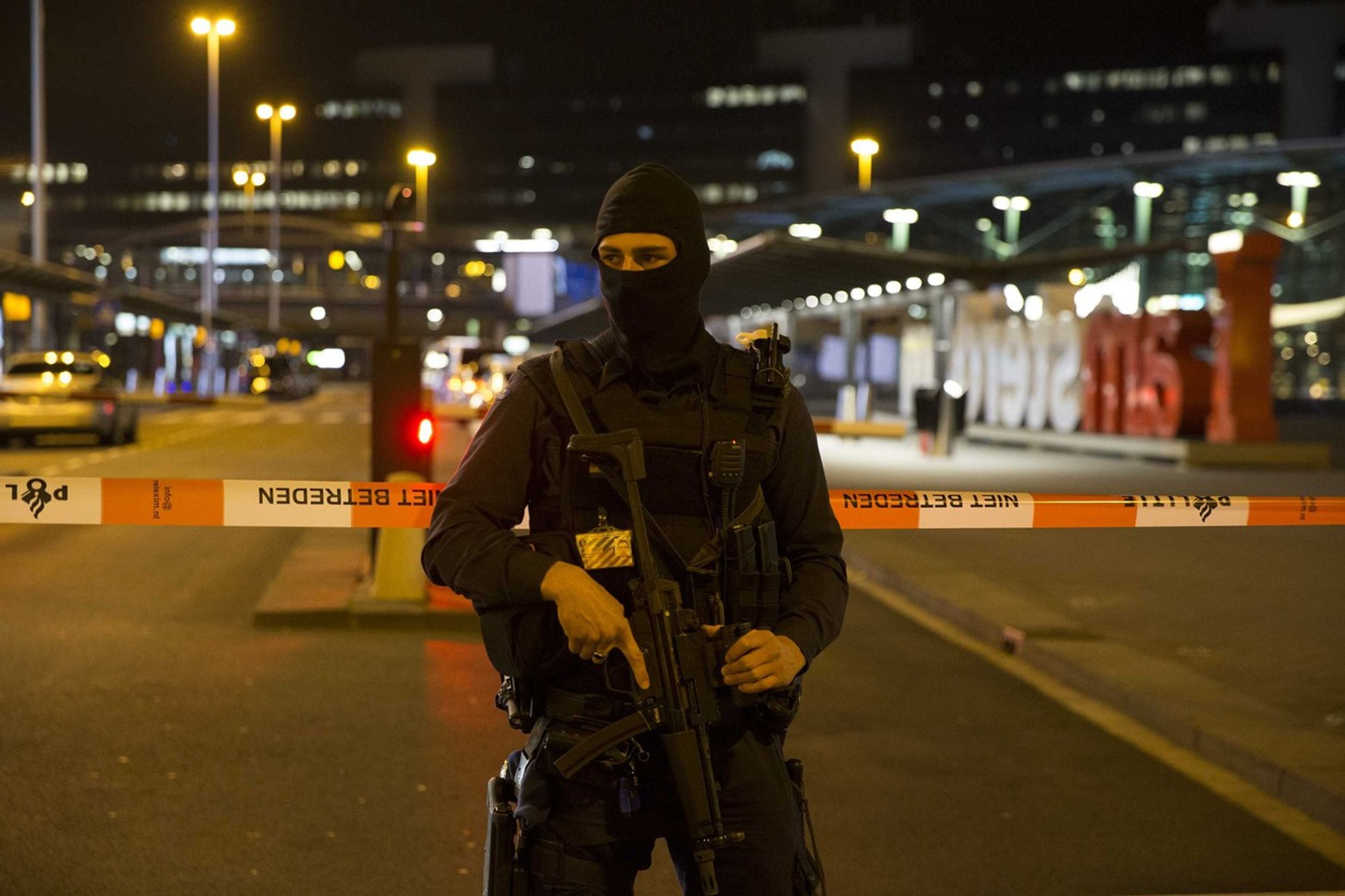 Policie uzavřela letiště v Amsterdamu - GALERIE: Evakuace amsterdamského letiště (5/8)