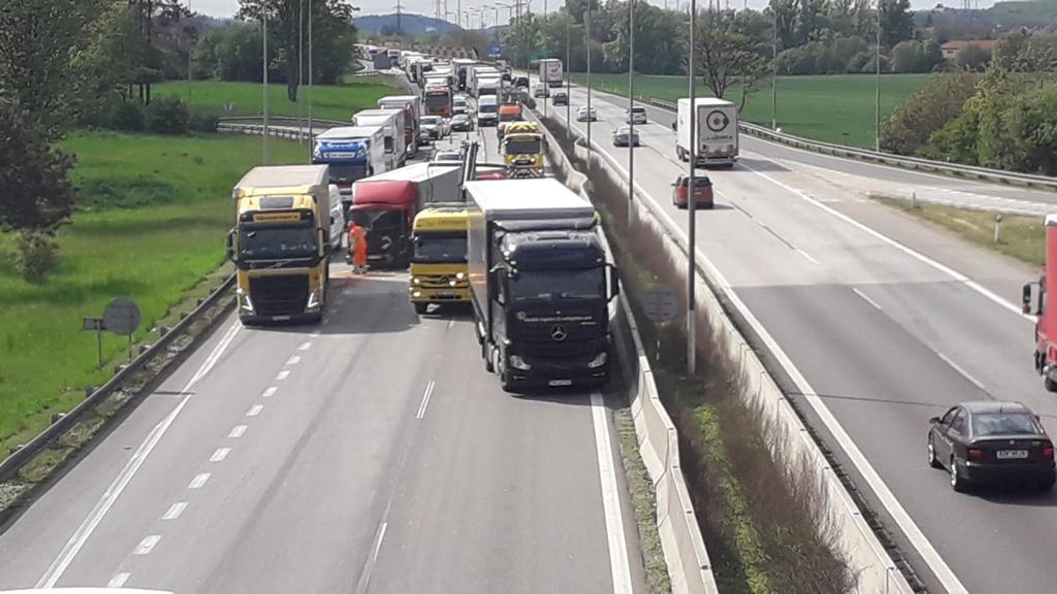 Hromadná nehoda na D1 - GALERIE: Hromadná nehoda uzavřela dálnici D1 (6/7)