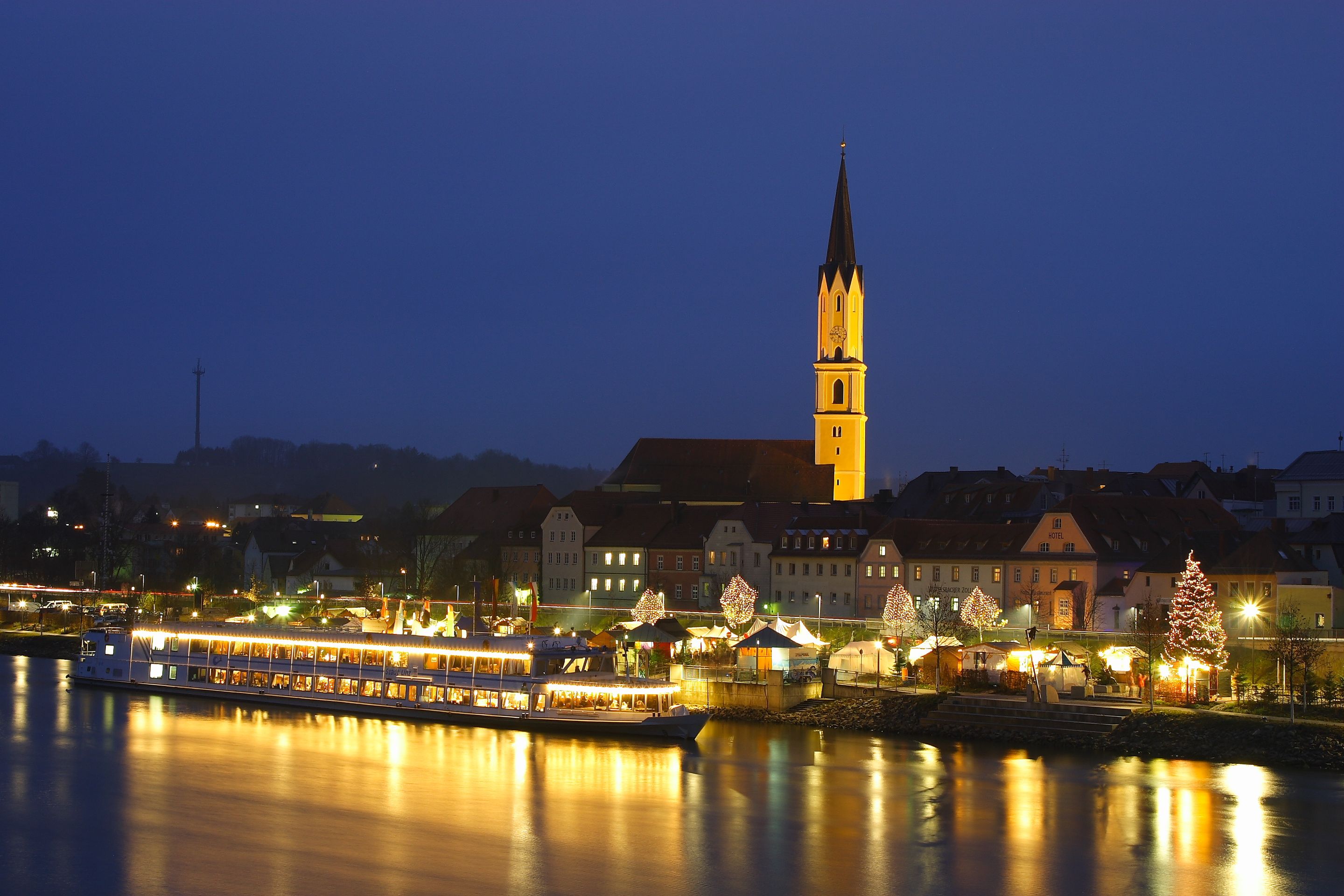 Nejzajímavější vánoční trhy v Evropě - Plovoucí adventní trhy – Vilshofen an der Donau, Německo - GALERIE: Nejzajímavější vánoční trhy v Evropě (3/22)