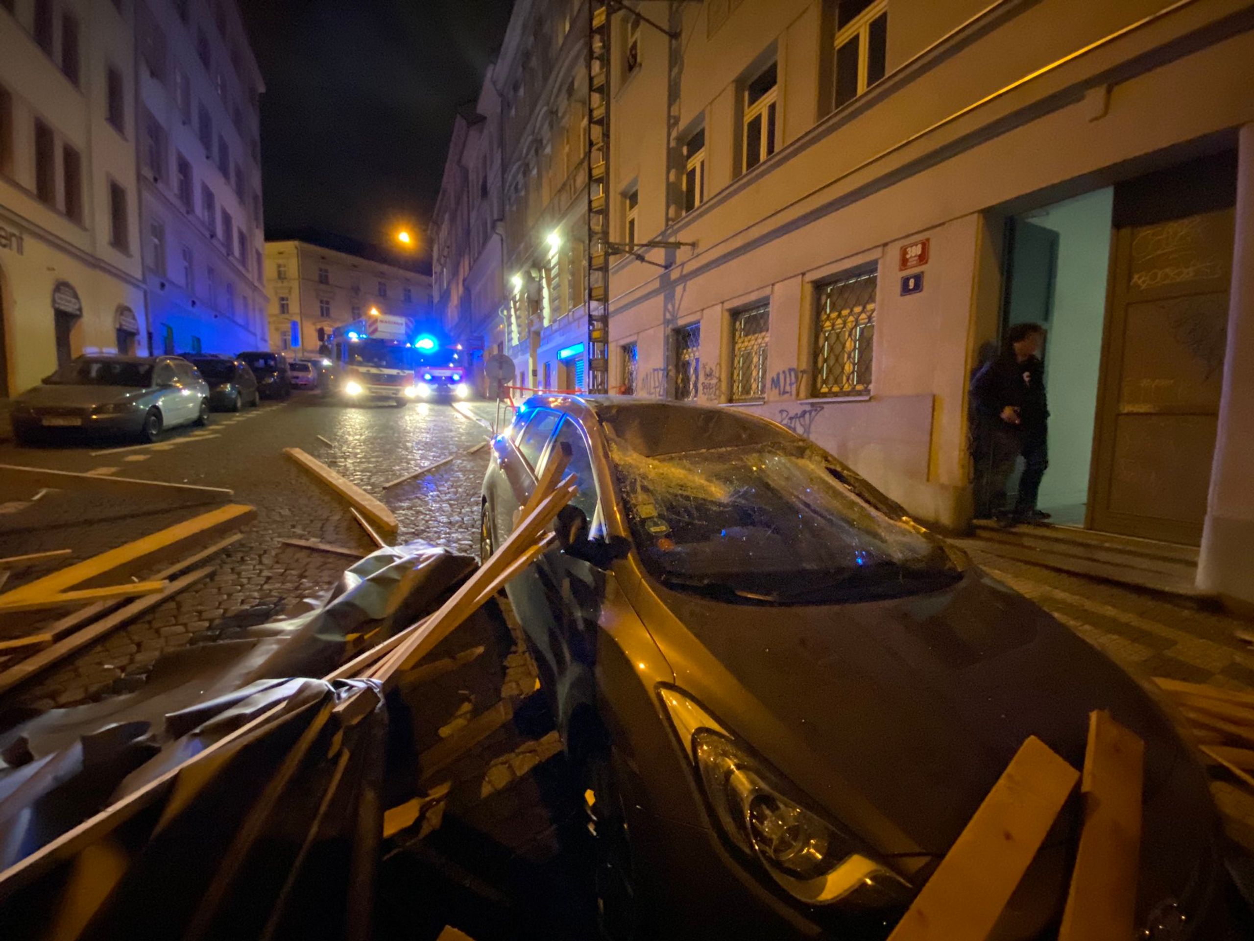 Spadlá část střechy v Praze - GALERIE: V Česku udeřil silný vítr (18/26)
