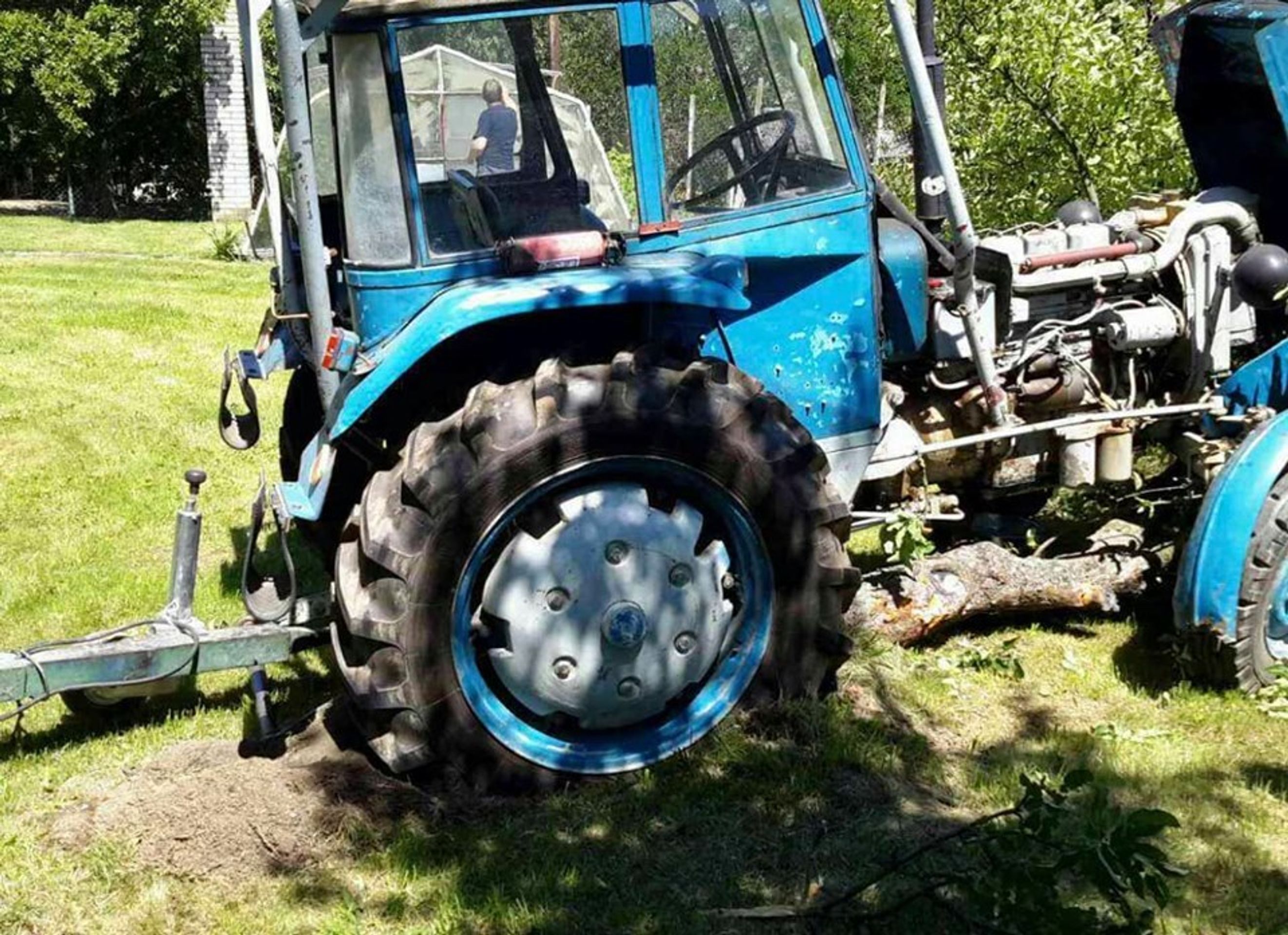 V obci Luká přejel muže traktor - 1 - GALERIE: V obci Luká přejel muže traktor (1/4)
