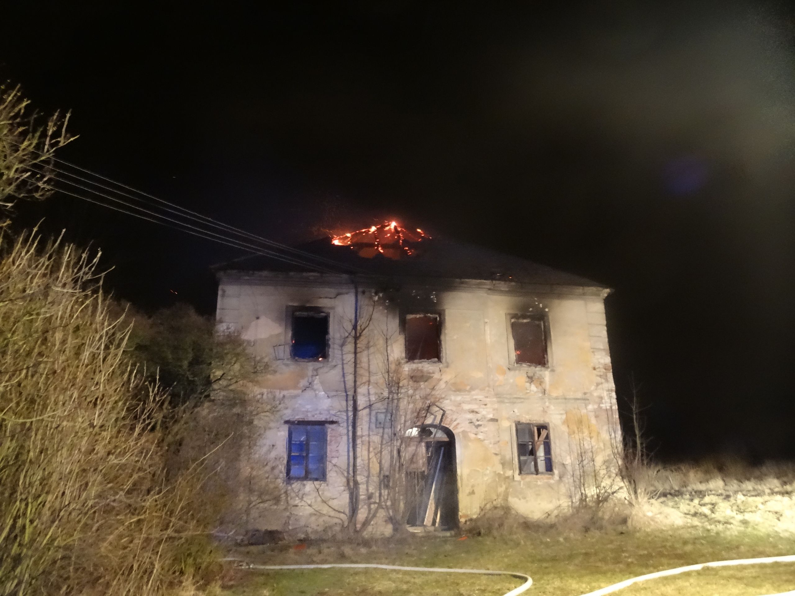 Požár chátrající budovy v areálu zámku ve Statenicích na Praze-západ - 6 - GALERIE: Požár chátrající budovy v areálu zámku ve Statenicích na Praze-západ (4/8)