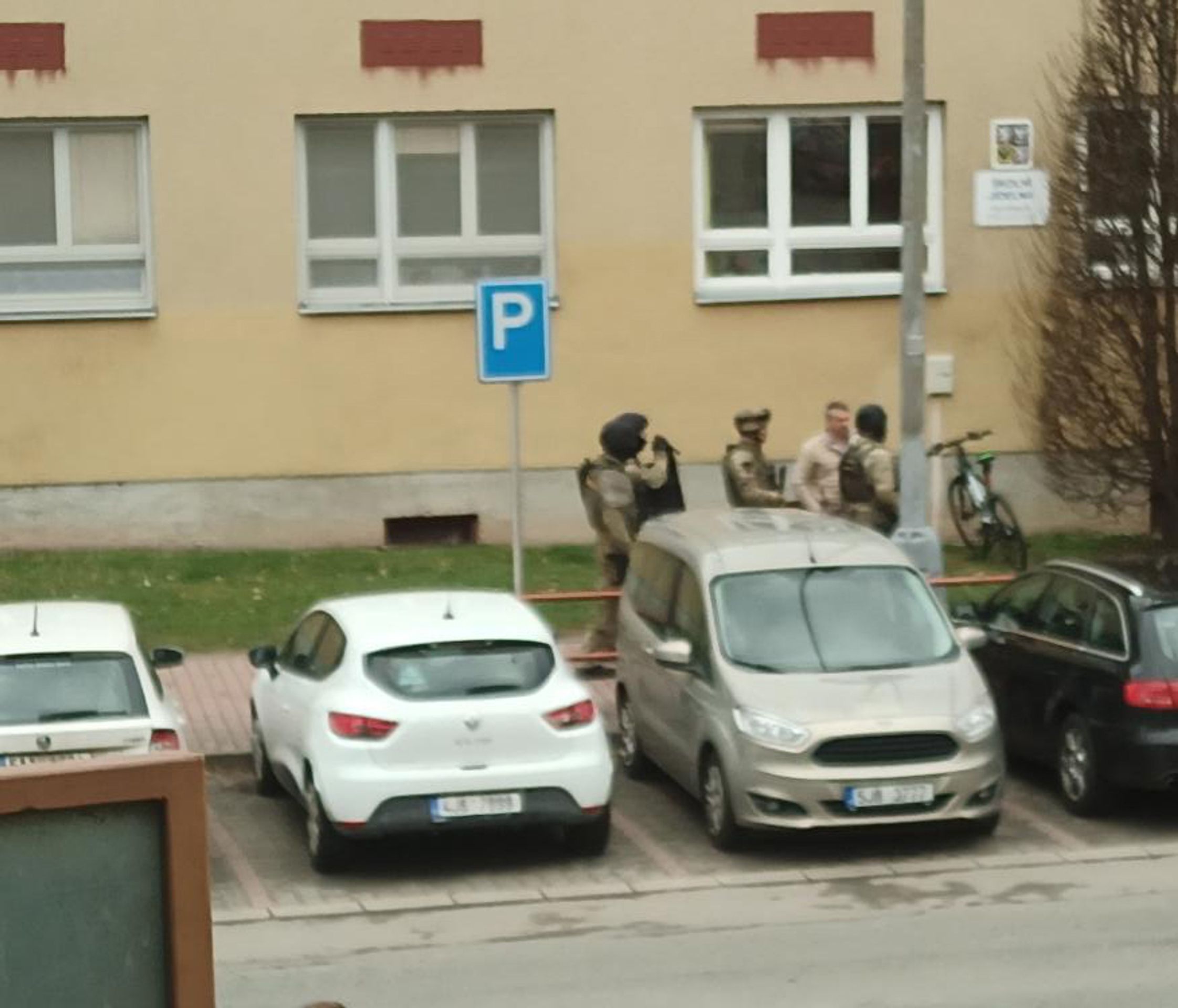Studentka nahlásila muže se zbraní (3) - Studentka nahlásila muže se zbraní (7/12)