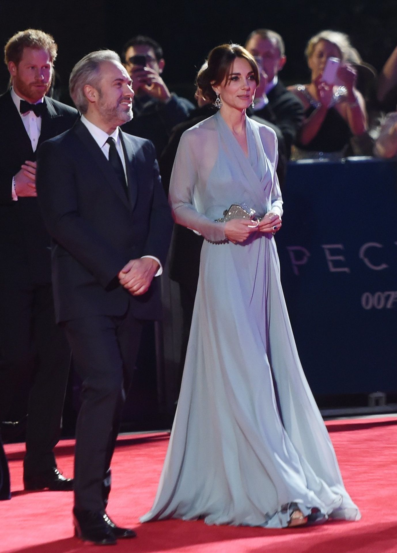 Kate Middleton si nevzala podprsenku - GALERIE: Kate Middleton si nevzala podprsenku (3/7)