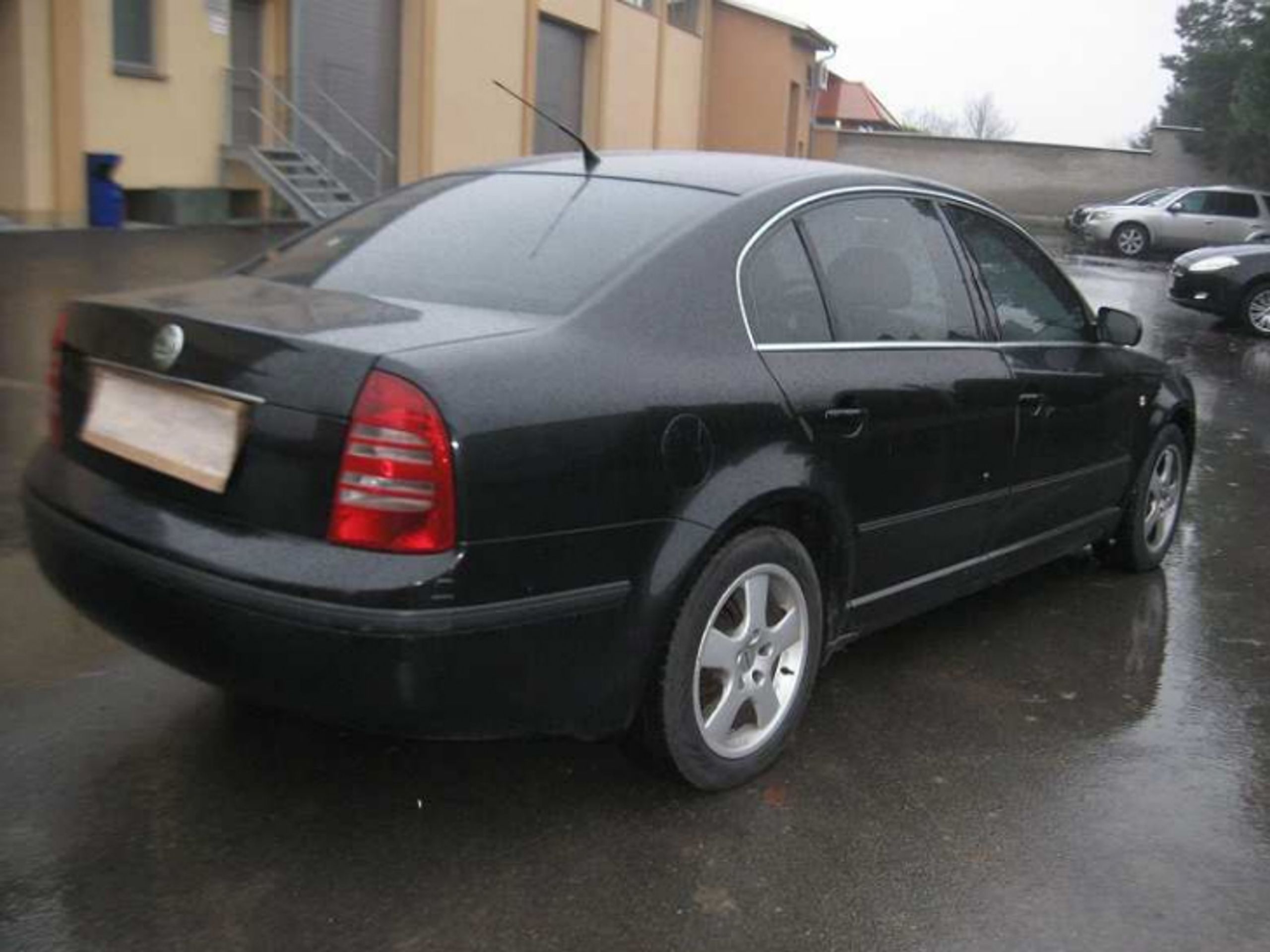 Dražba - Škoda Superb (nafta), Vyvolávací cena: 30.000,- - GALERIE: Dražba motorových vozidel (49/51)