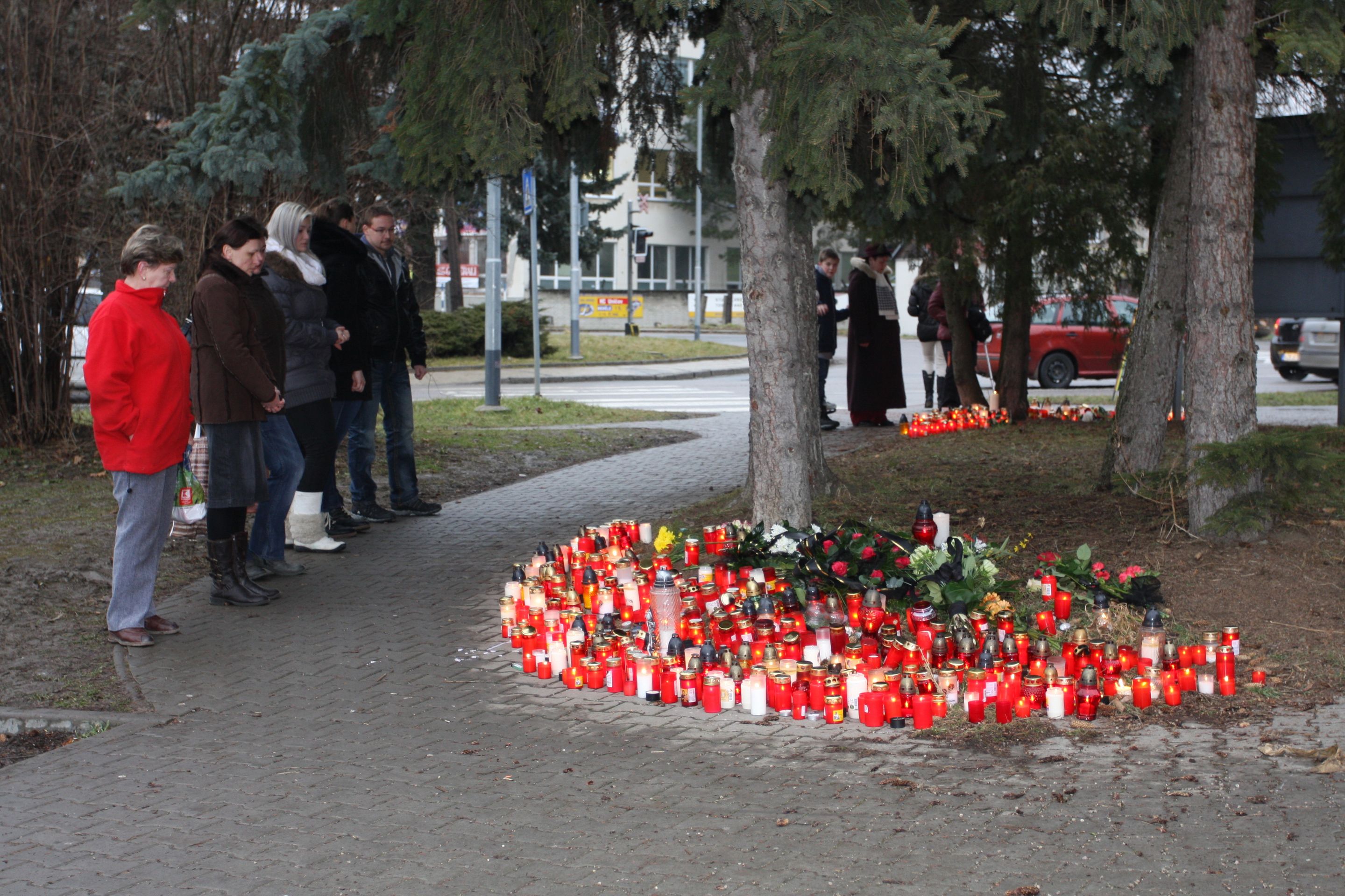 Pieta za oběti střelby v Uherském Brodě - 1 - Galerie: Pietní místo v Uherském Brodě (1/11)