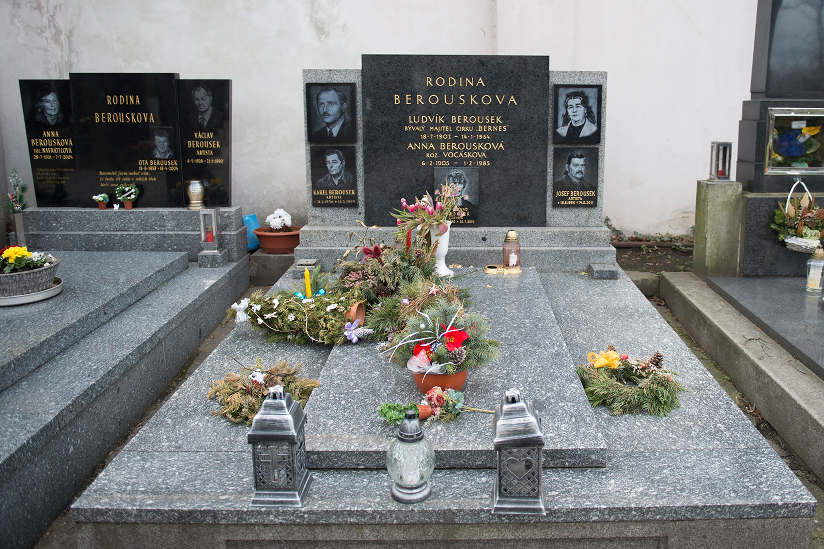 Hroby slavných na Olšanských hřbitovech - rodina Berouskova - Hroby slavných na Olšanských hřbitovech (13/14)