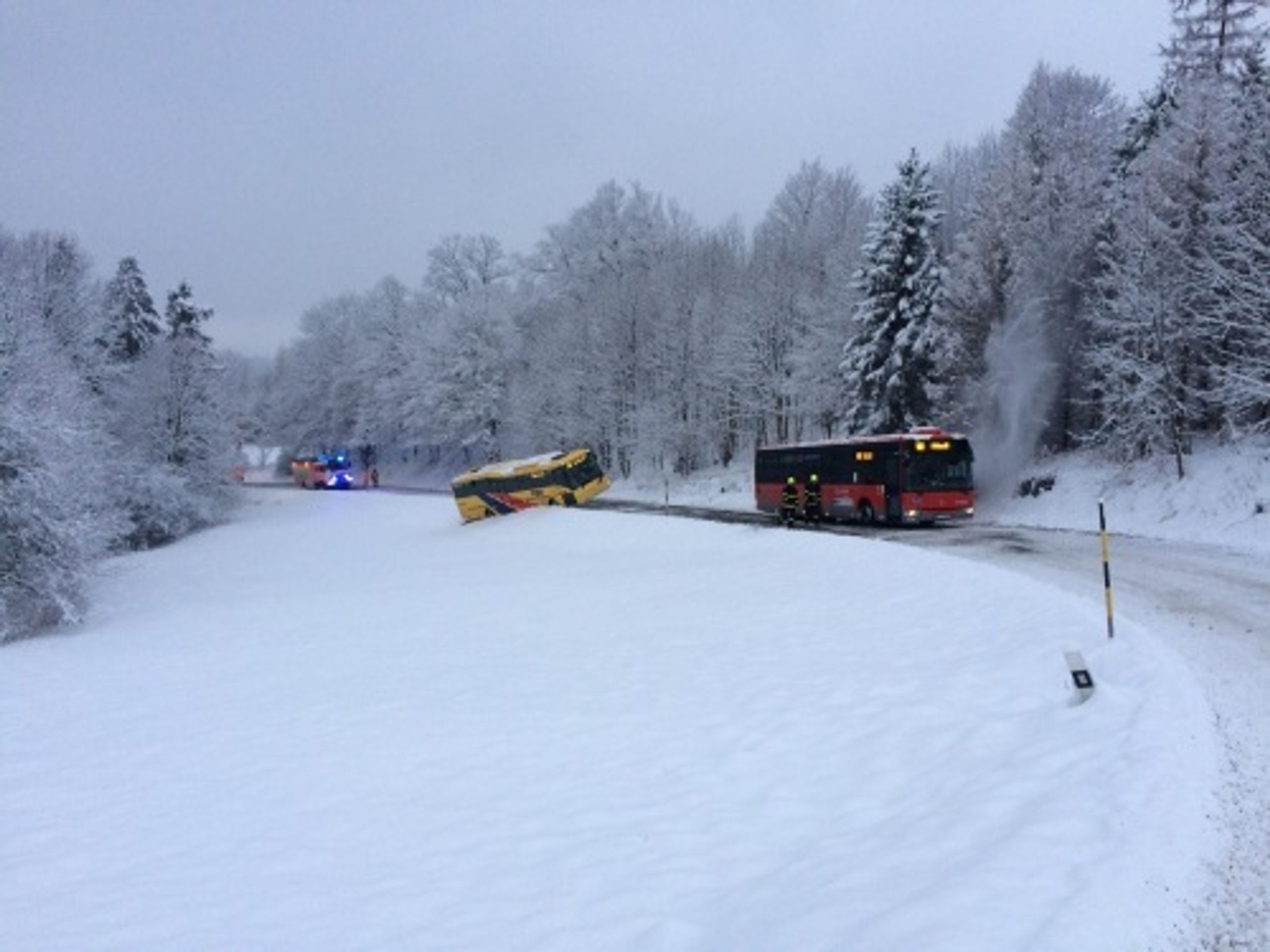 Nehoda autobusu v Kyjovicích - 4 - GALERIE: České silnice pokryla ledovka (17/25)