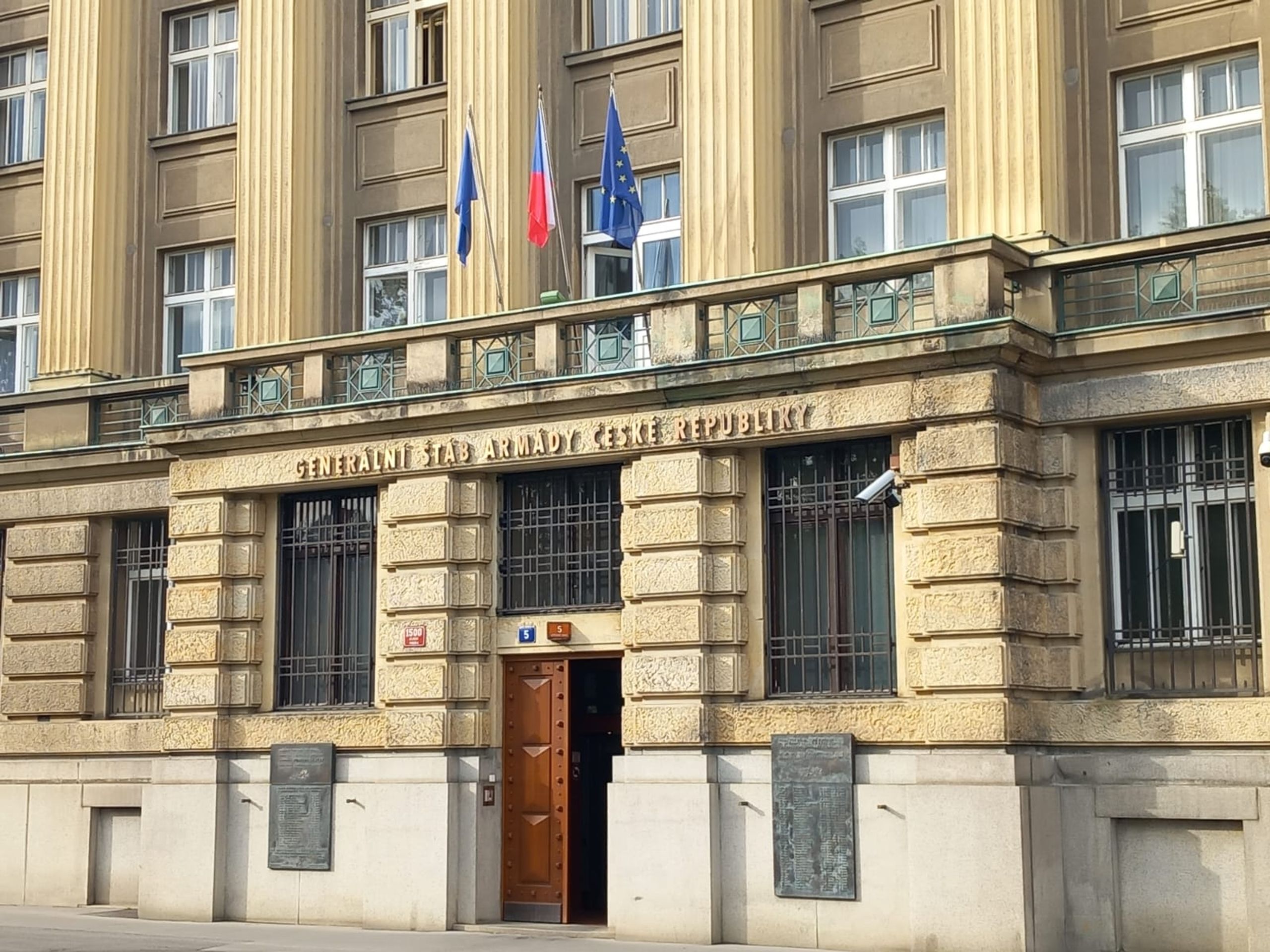 Zásah policie na generálním štábu (1) - Zásah policie na generálním štábu (4/6)