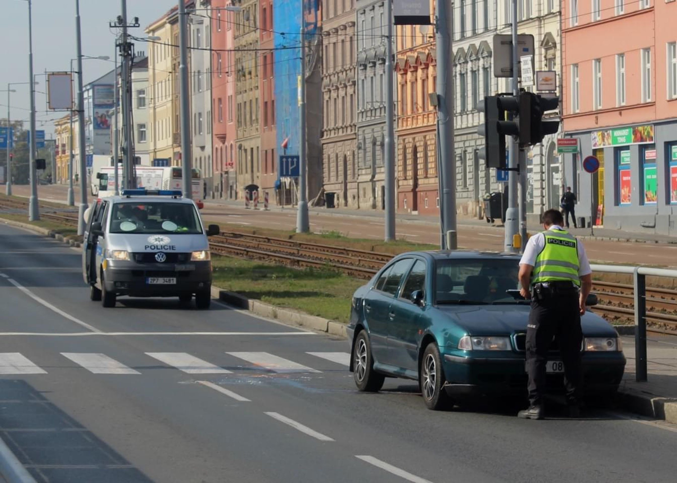 V Plzni na přechodu auto srazilo dva cizince - 3 - GALERIE: V Plzni na přechodu auto smetlo dva cizince (3/4)