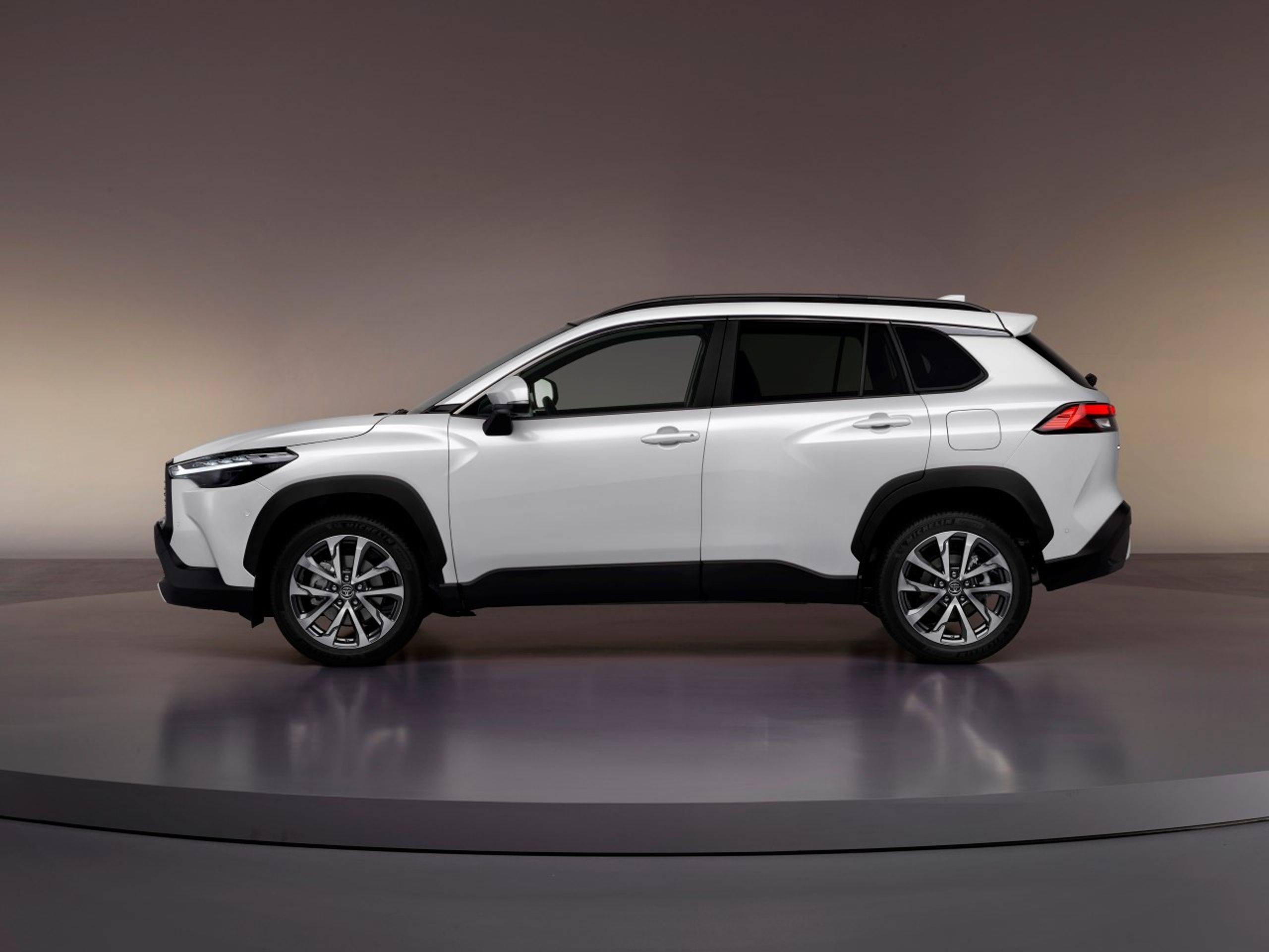 Toyota Corolla Cross - Corolla se převlékla ve stylu outdoorové módy. Toyota z ní udělala SUV (2/16)