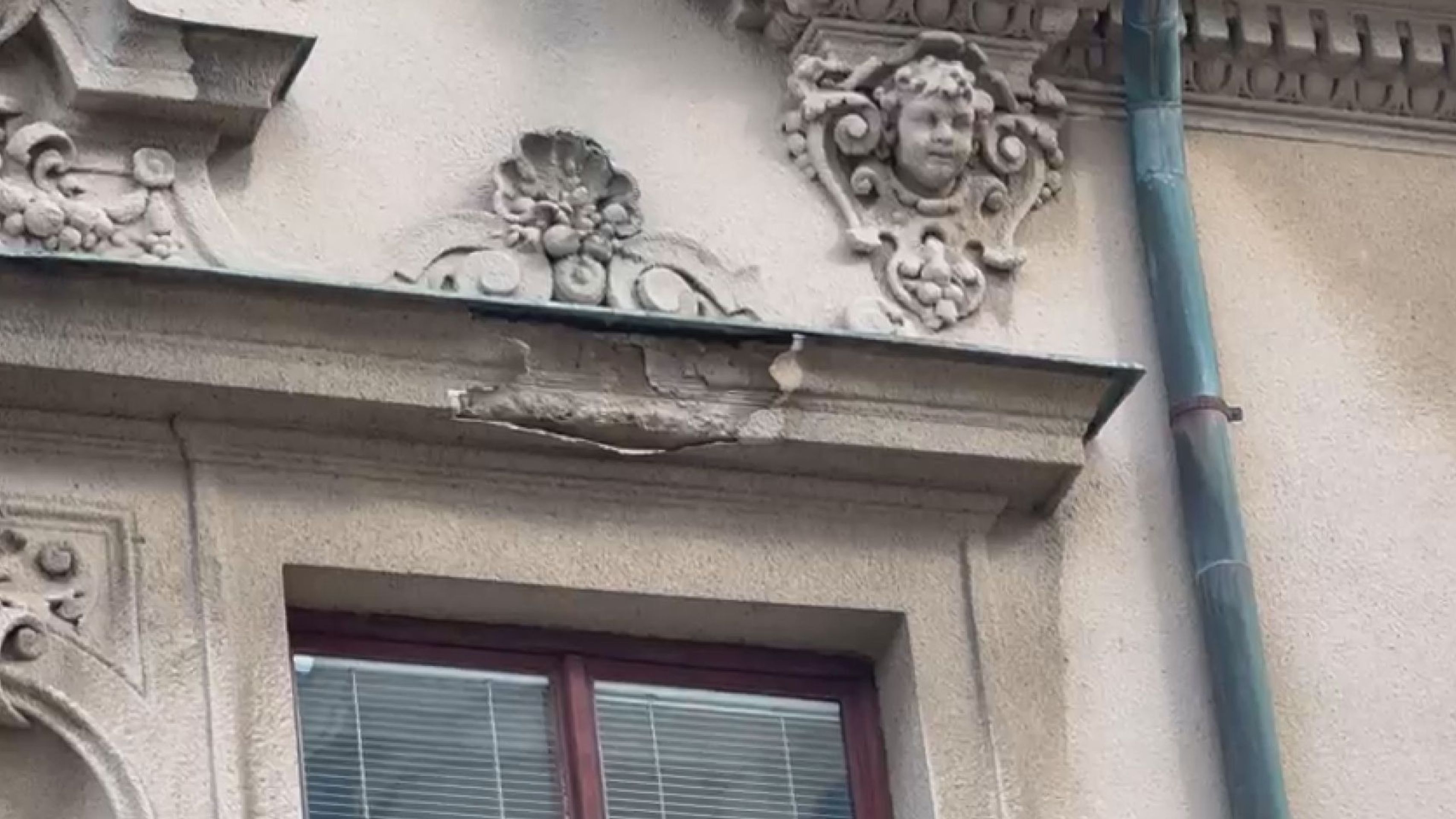 V Jihlavě spadl kus domu - Omítka z domu zranila dítě (8/13)