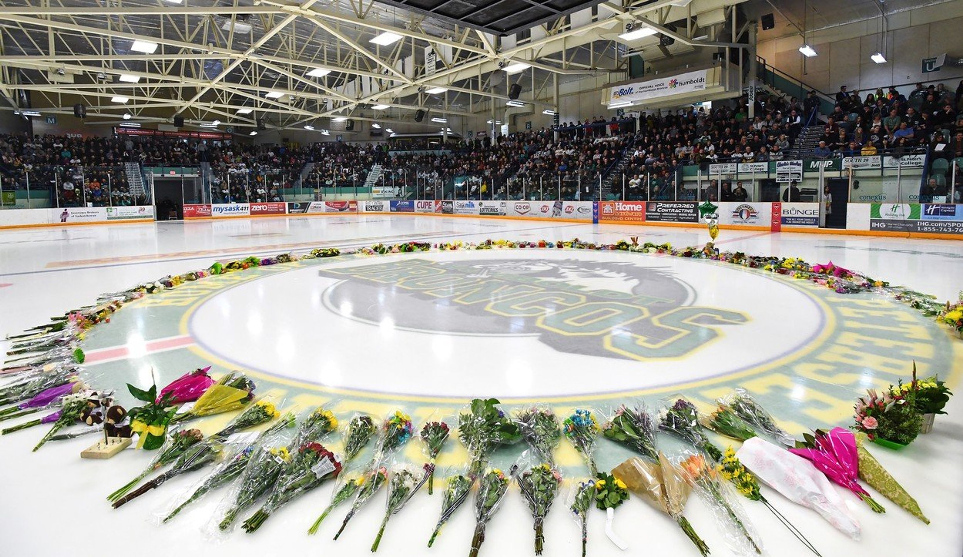 Lidé pokládali květiny okolo středového kruhu. - GALRIE: Město Humboldt po tragické nehodě hokejistů Broncos (2/11)