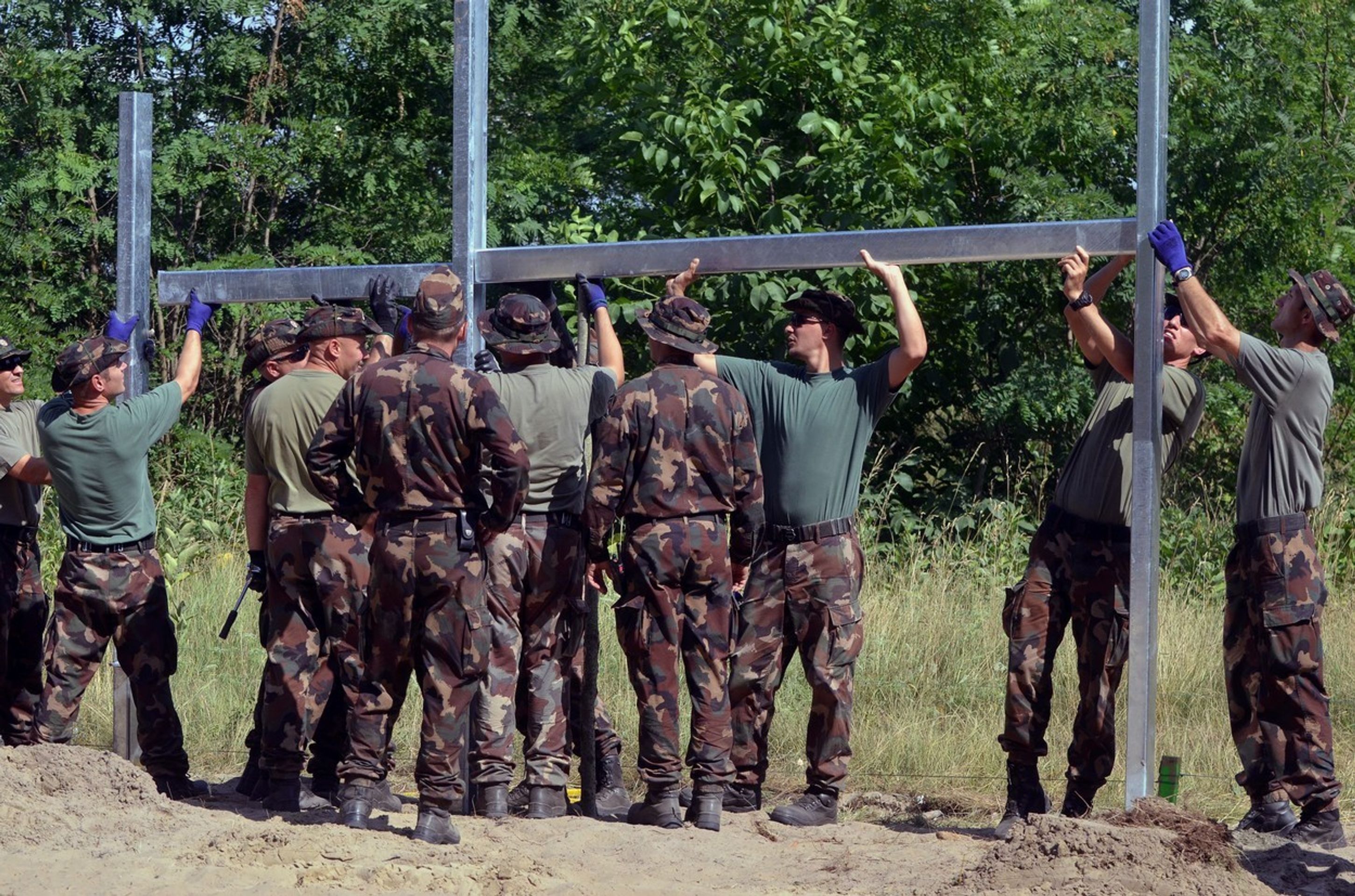 V Maďarsku staví plot proti uprchlíkům - 1 - GALERIE: V Maďarsku staví plot proti uprchlíkům (4/5)