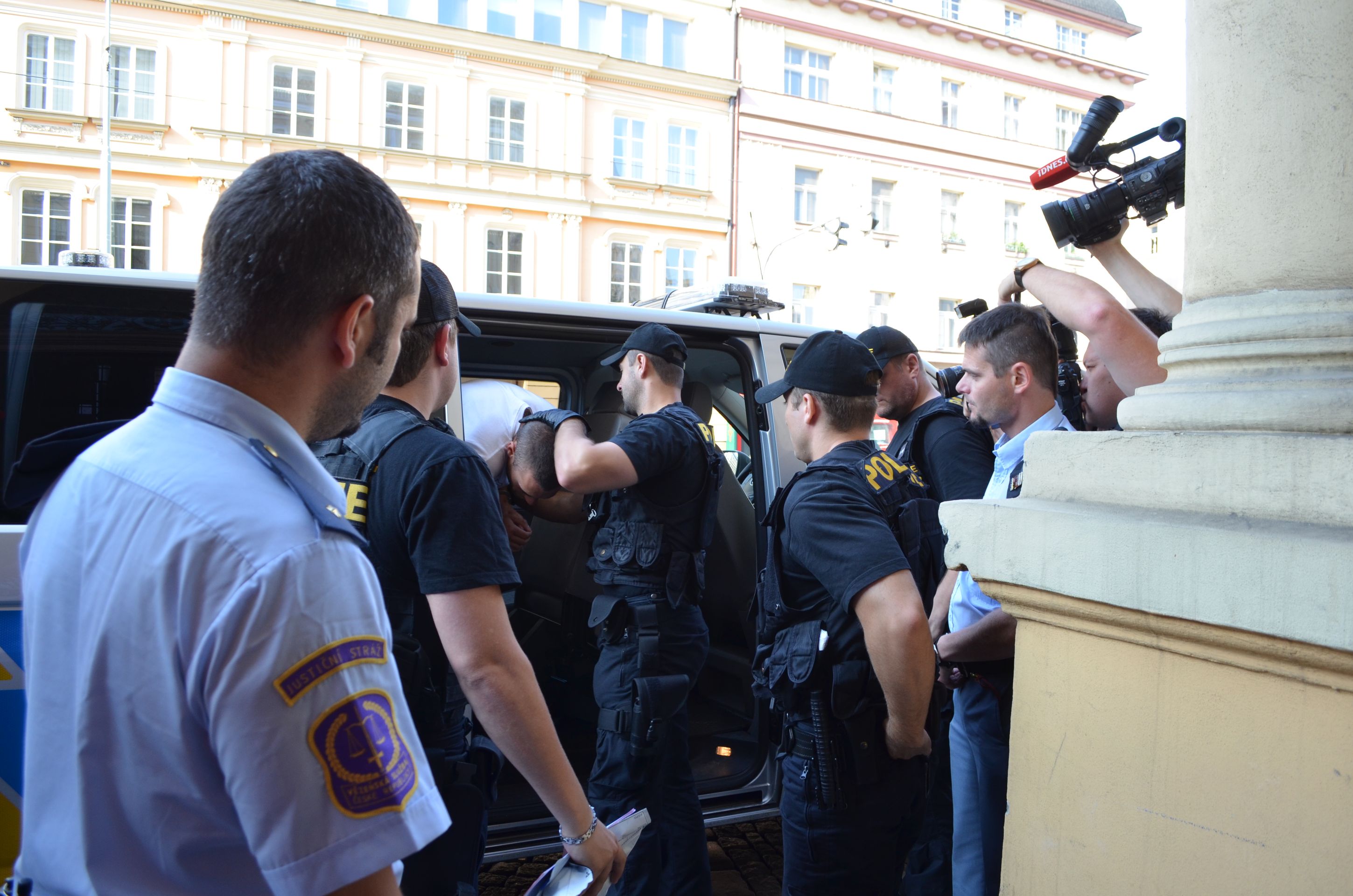 Půčka vezou k soudu - 8 - GALERIE: Policie přivezla Půčka k soudu, který rozhodne o vazbě (5/8)