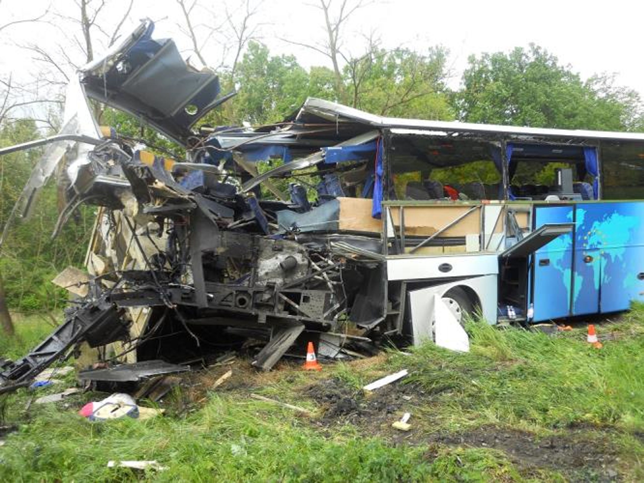 Vlak smetl v jižních Čechách autobus - GALERIE: Vlak smetl v jižních Čechách autobus (4/4)
