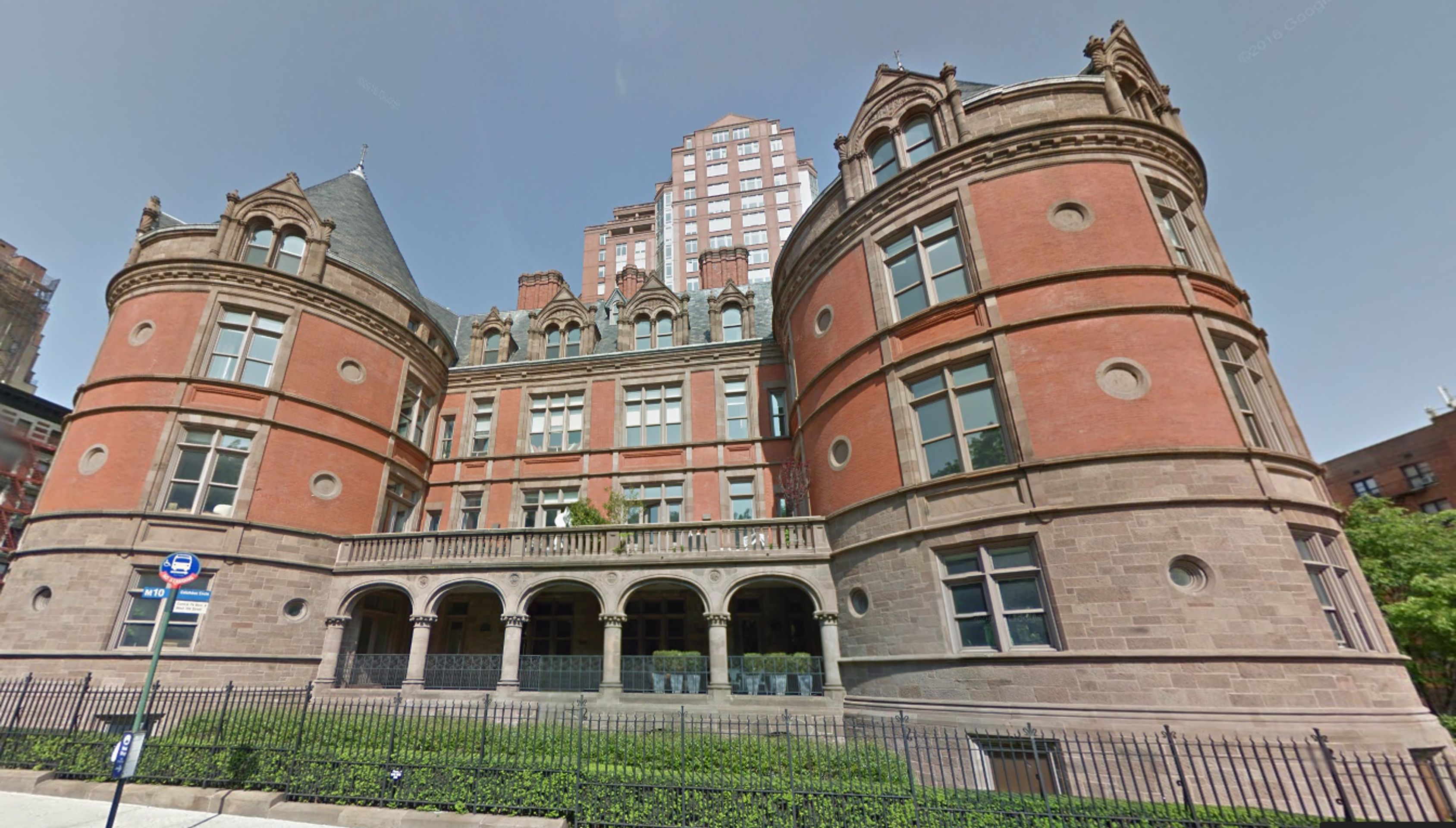 Hrad na 455 Central Park, přestavěná bývalá nemocnice - GALERIE: Hrady v New Yorku (6/7)