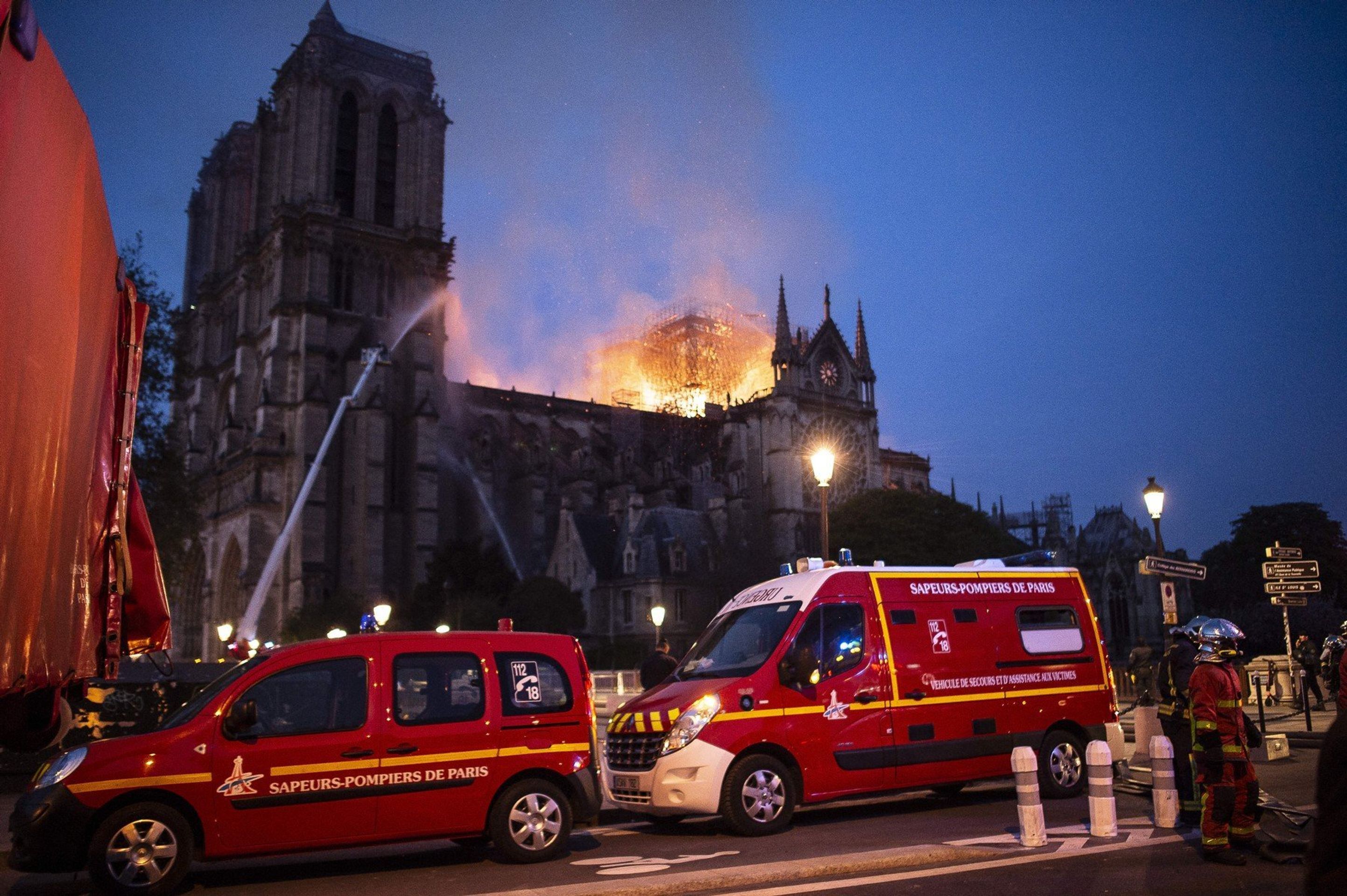 Požár katedrály Notre Dame - 3 - GALERIE: Obří požár katedrály Notre Dame (2/14)