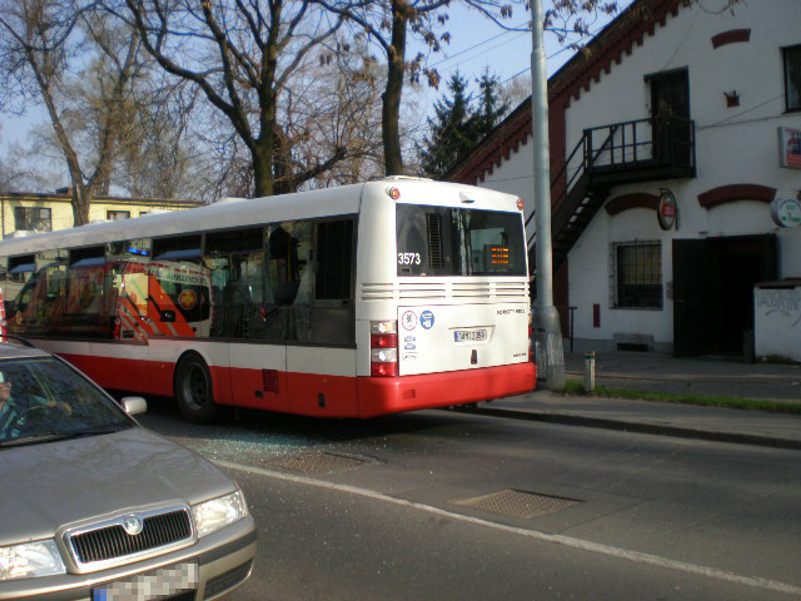 Muž vykopl v koloně okno autobusu a vyskočil - 3 - GALERIE: Muž vykopl v koloně okno autobusu a vyskočil (2/5)