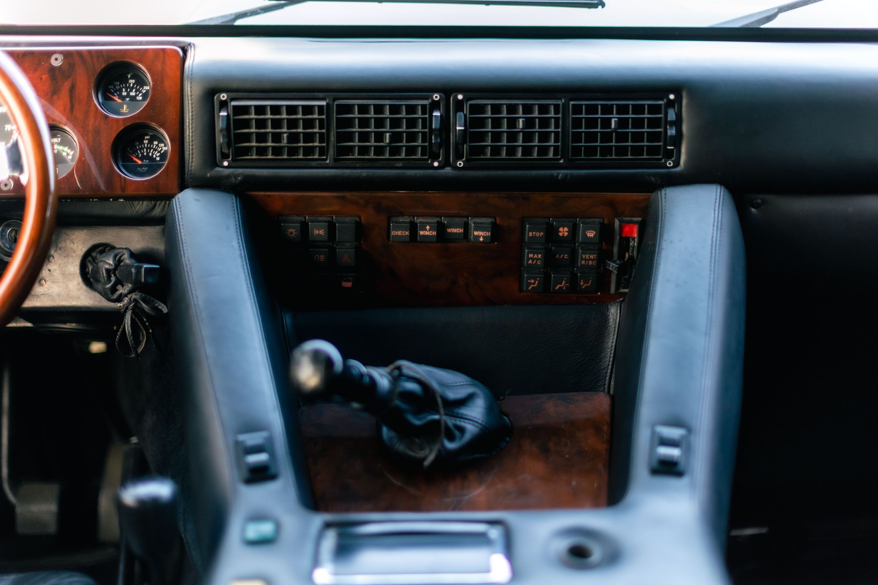 Lamborghini LM002 ve speciální úpravě - Lamborghini LM002 ve speciální úpravě pro brunejského sultána (6/17)