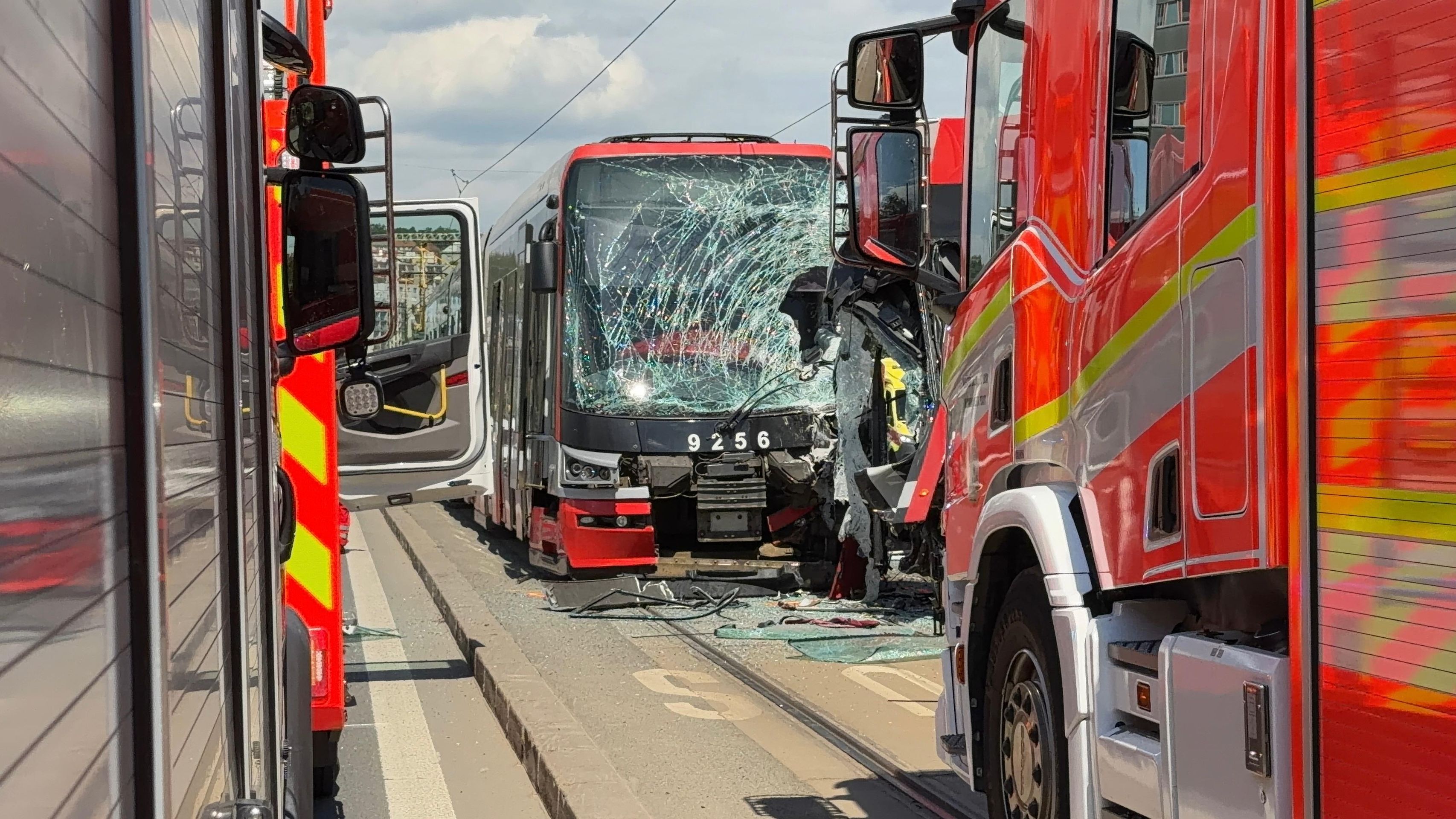 Srážka tramvaje s autobusem - Srážka tramvaje s autobusem (12/12)