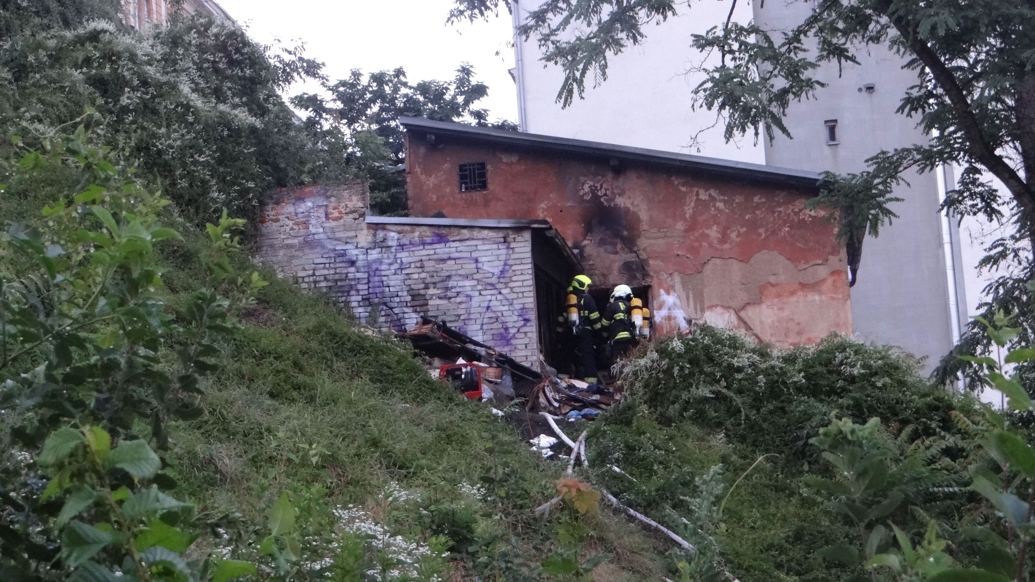 Z oken vybydleného domu plného odpadků vyšlehly pětimetrové plameny - GALERIE: Požár domu v Praze (4/6)