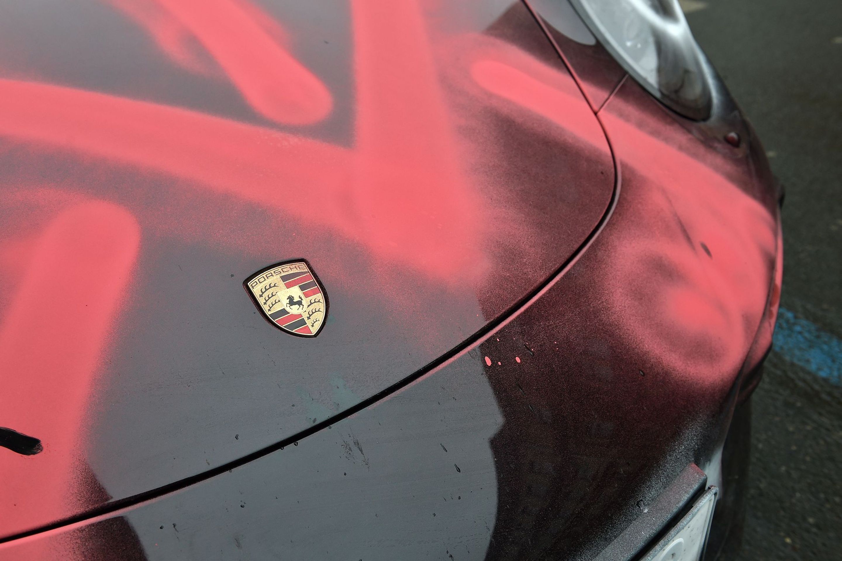 Posprejované Porsche - 3 - GALERIE: Posprejované Porsche (3/9)