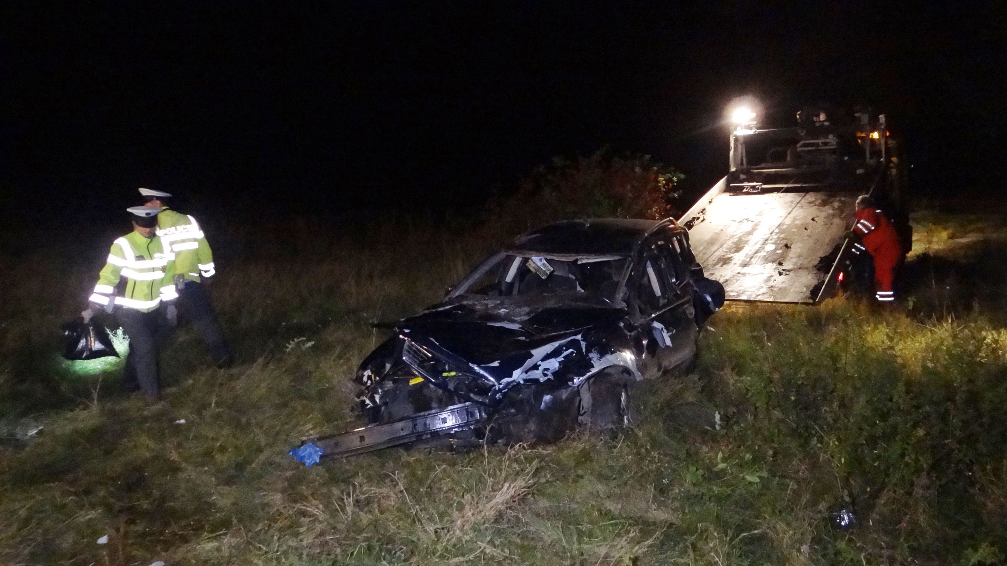 Vlak auto odhodil a převrátil na střechu, řidiče museli vyprostit hasiči - GALERIE: Srážka auta s vlakem na Nymbursku (4/4)