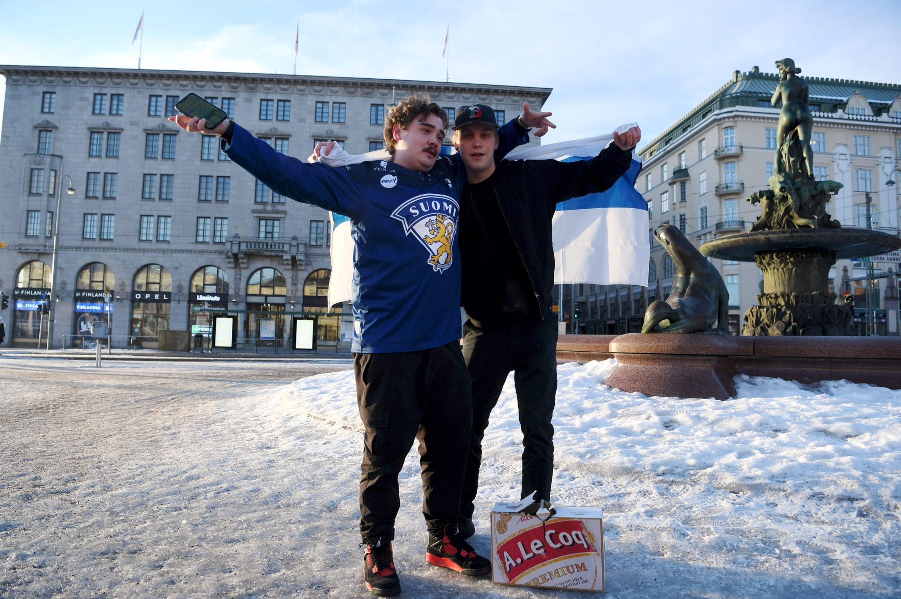 Finští fanoušci slaví olympijské zlato. - Naháči na soše a posezení na semaforu. Finové divoce oslavili olympijské zlato (3/7)