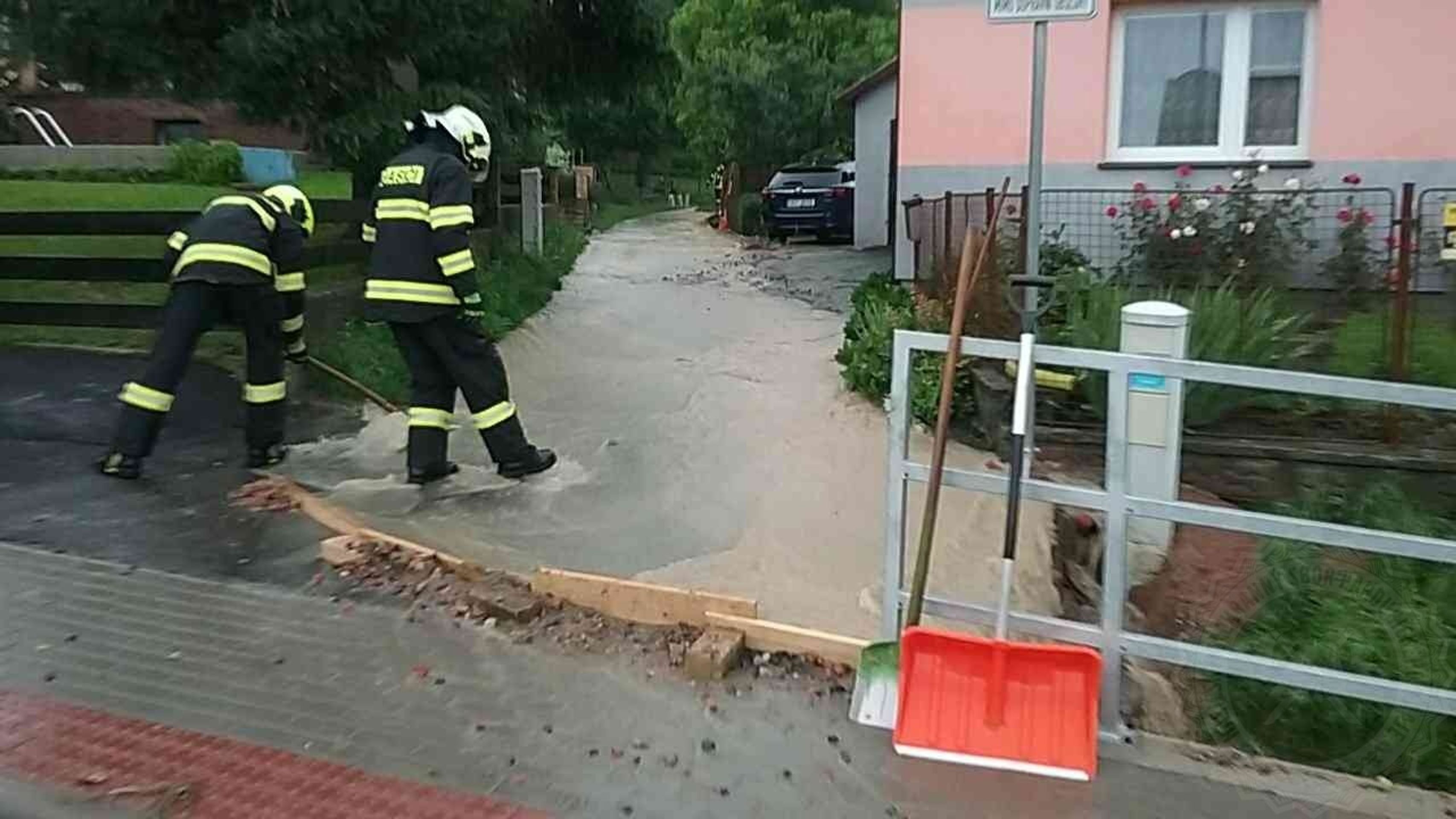 Rostoucí hladiny řek - 6 - GALERIE: Vydatné srážky a bleskové povodně - 29. 6. 2020 (8/19)