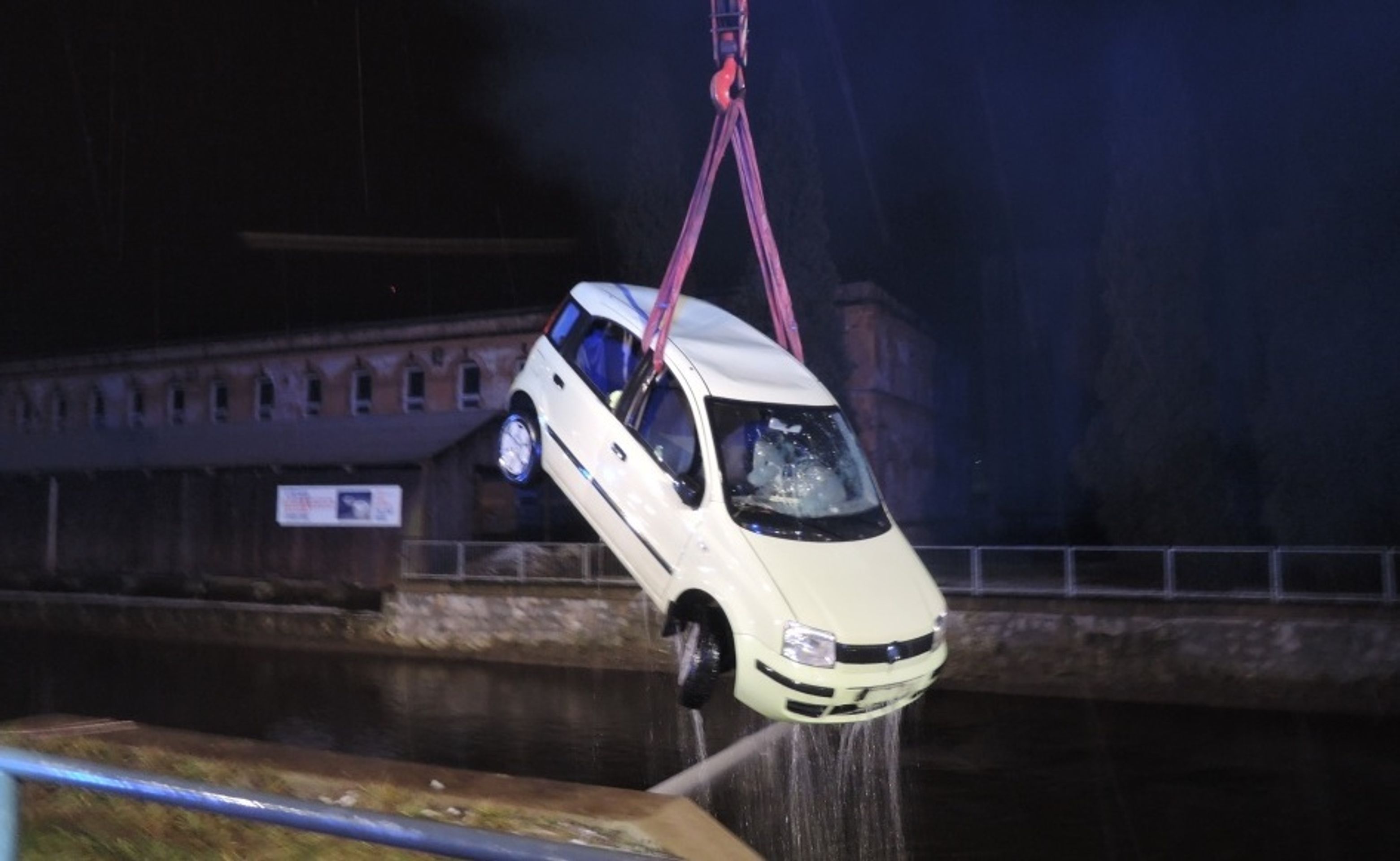 Auto utopené v Jizeře v Železném Brodu - 4 - GALERIE: Auto v Železném Brodu při nehodě sjelo do Jizery (2/4)