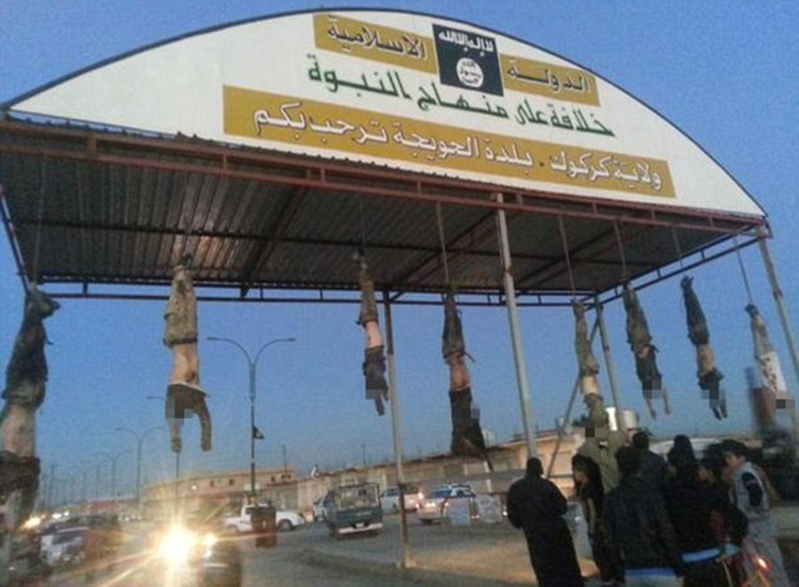 Vrazi z IS opět zabíjeli - 3 - Teroristé z ISIS pověsili mrtvoly na vjezd do města (2/4)