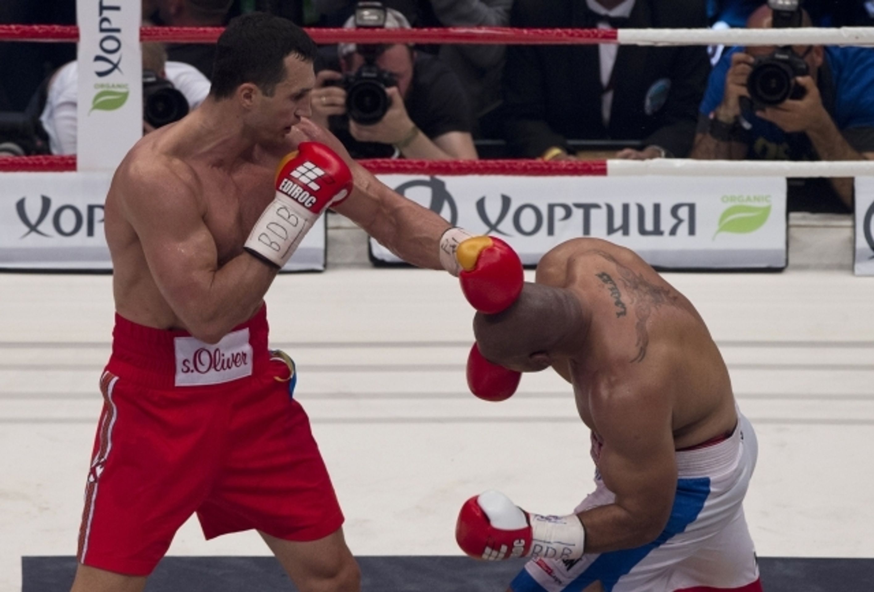 Vladimir Kličko vs Alex Leapai - 9 - GALERIE: Vladimir Kličko vs Alex Leapai (7/15)