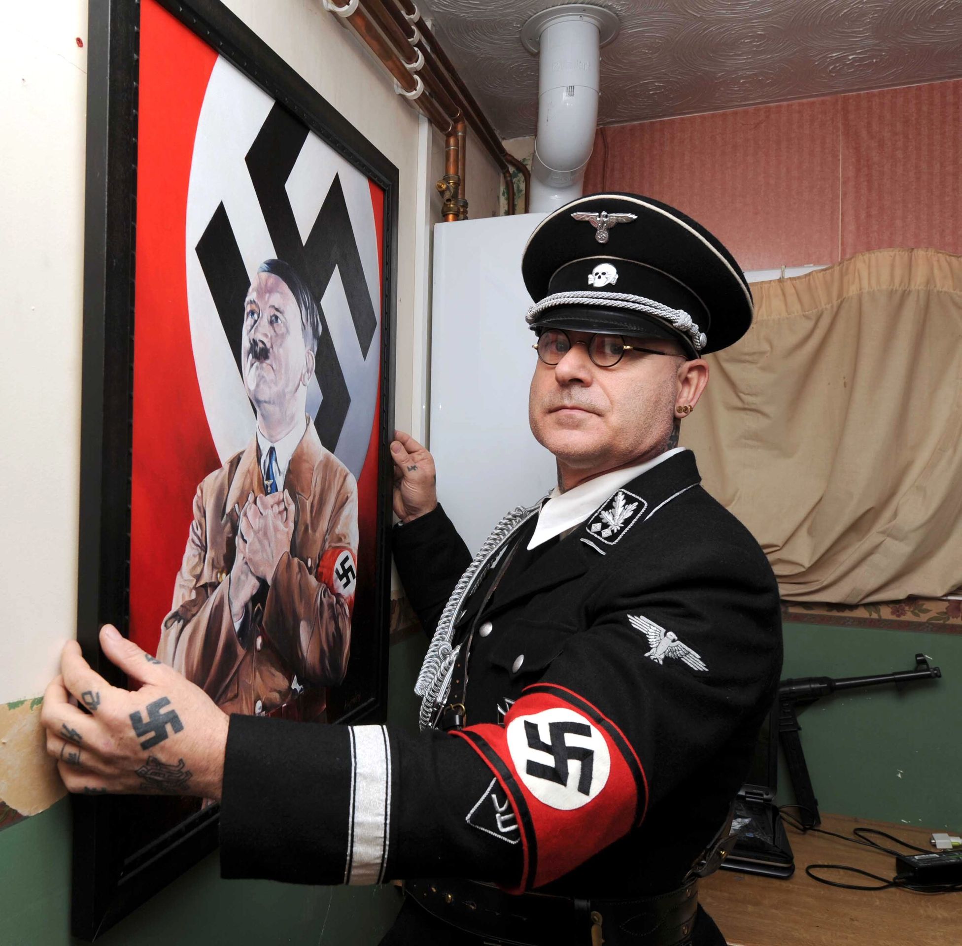 Paul Dutton miluje Hitlera - 5 - GALERIE: Zbláznil se? Muž běžně chodí v nacistické uniformě a zbožňuje Hitlera (2/6)