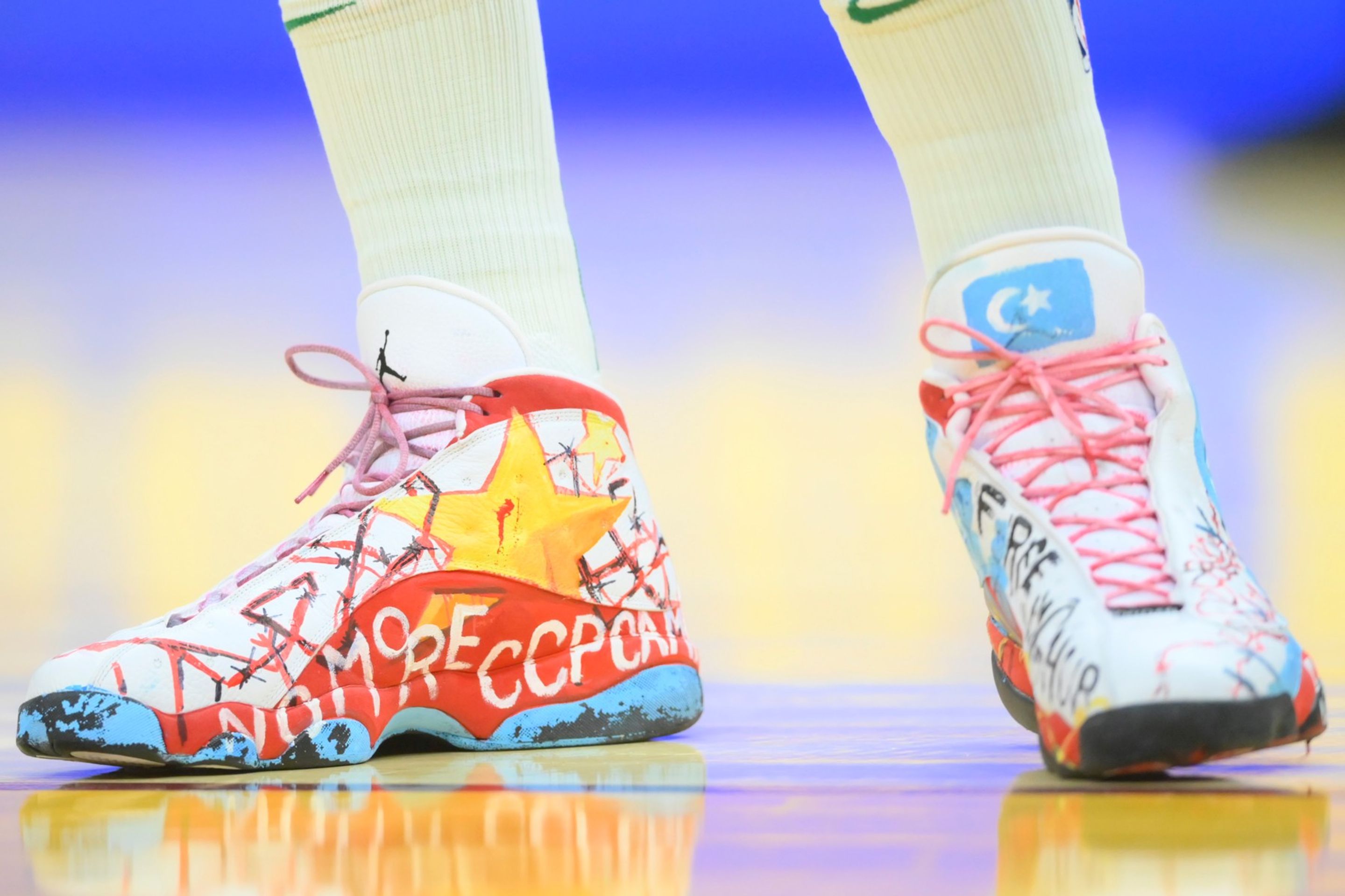 Boty basketbalisty Enese Kantera - Boty basketbalisty Enese Kantera jsou nástrojem boje za lidská práva (5/6)