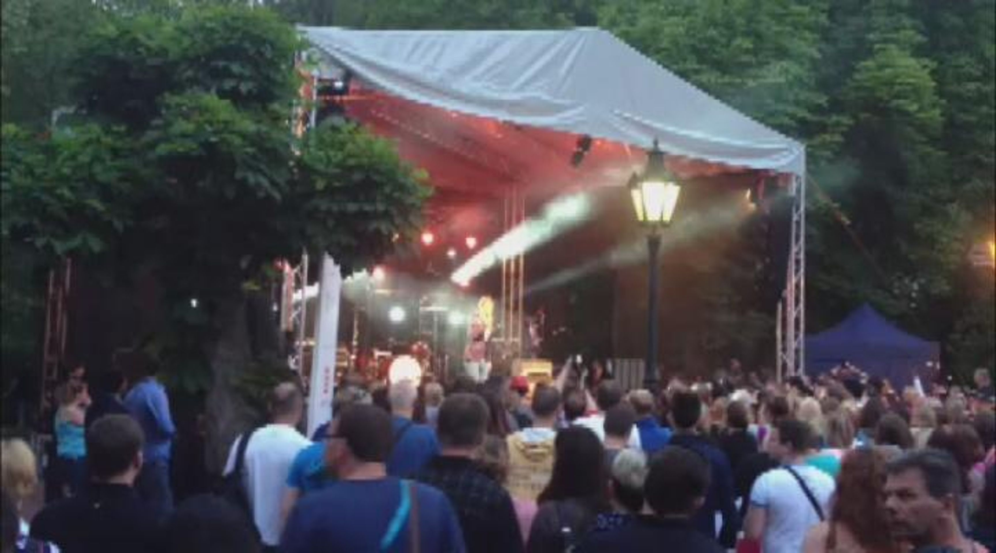 2013-07-02_PRASK-vary02 - VTHUMB - GALERIE: Kolony v centru Prahy po výbuchu (1/7)