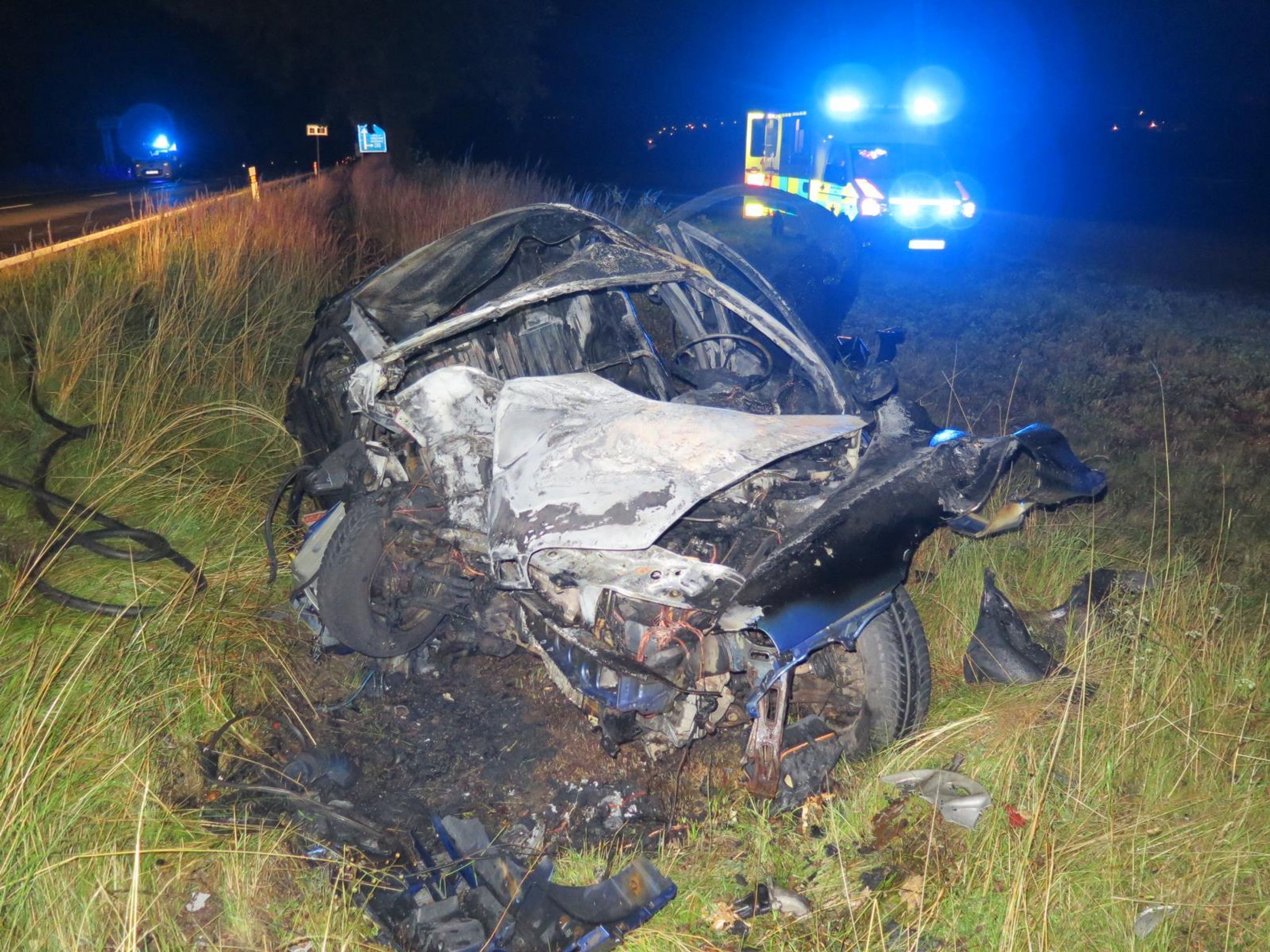 Auto začalo po nehodě u Milevska hořet - 1 - GALERIE: Auto začalo po nehodě u Milevska hořet (6/6)