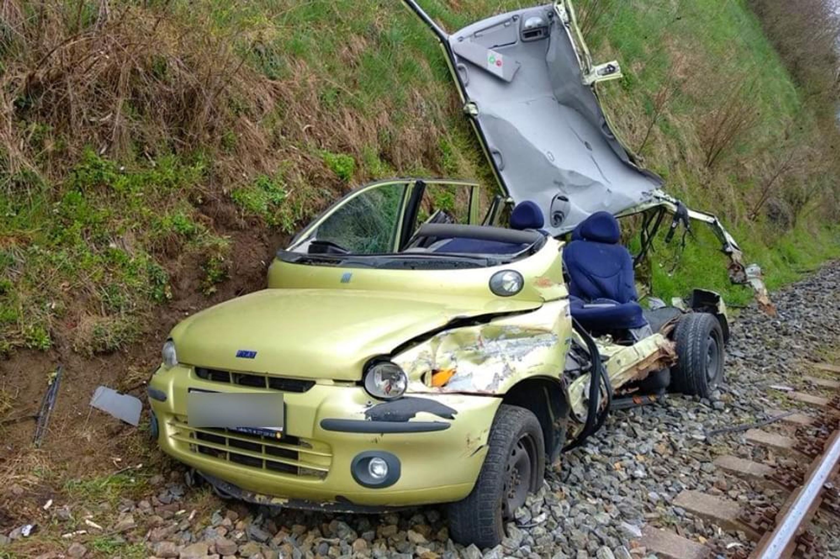 Vlak smetl na přejezdu auto - 1 - GALERIE: Vlak smetl na přejezdu v Klatovech auto (1/4)