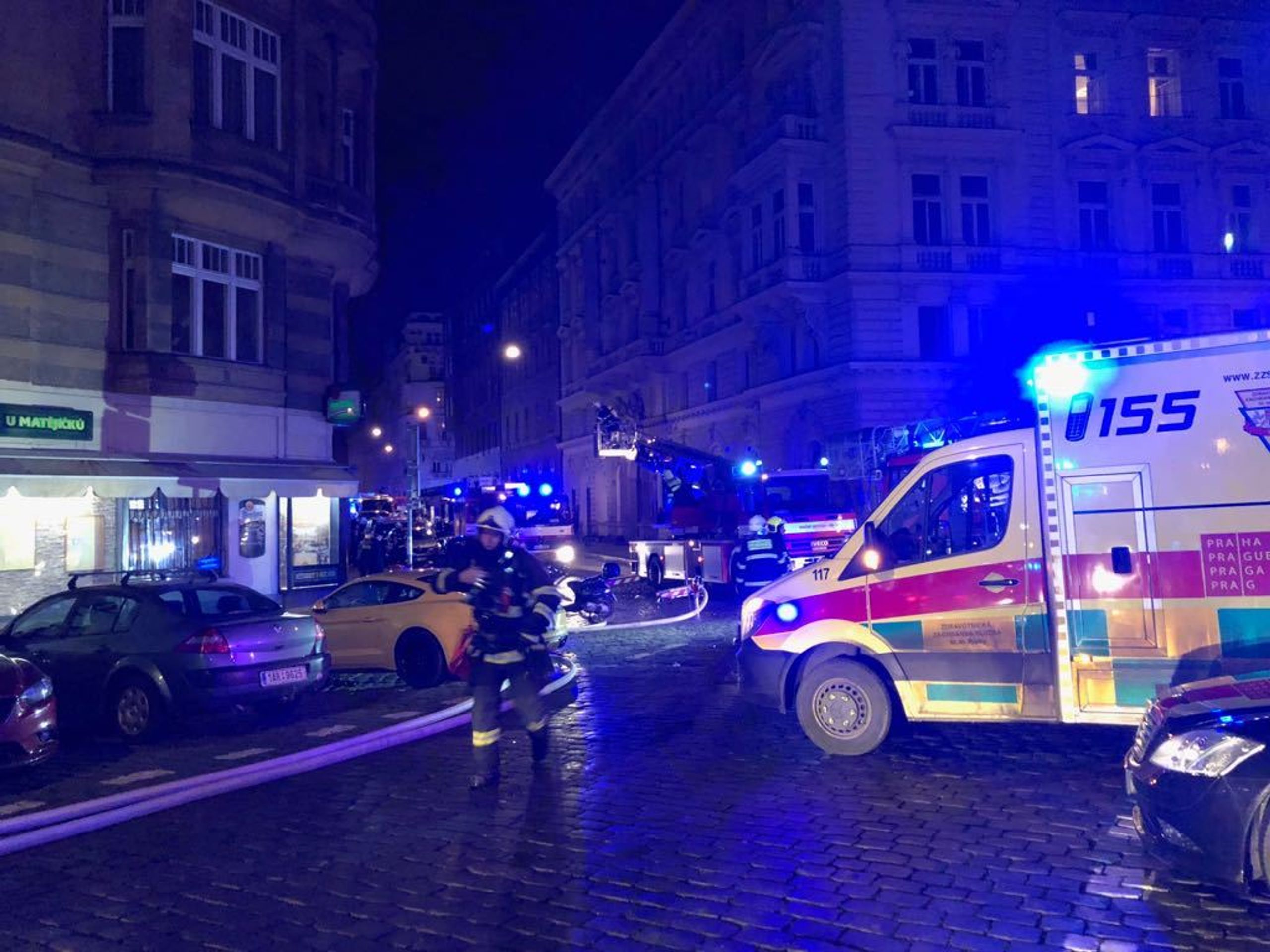 Požár hotelu v Praze - 2 - GALERIE: Požár hotelu v centru Prahy (5/33)