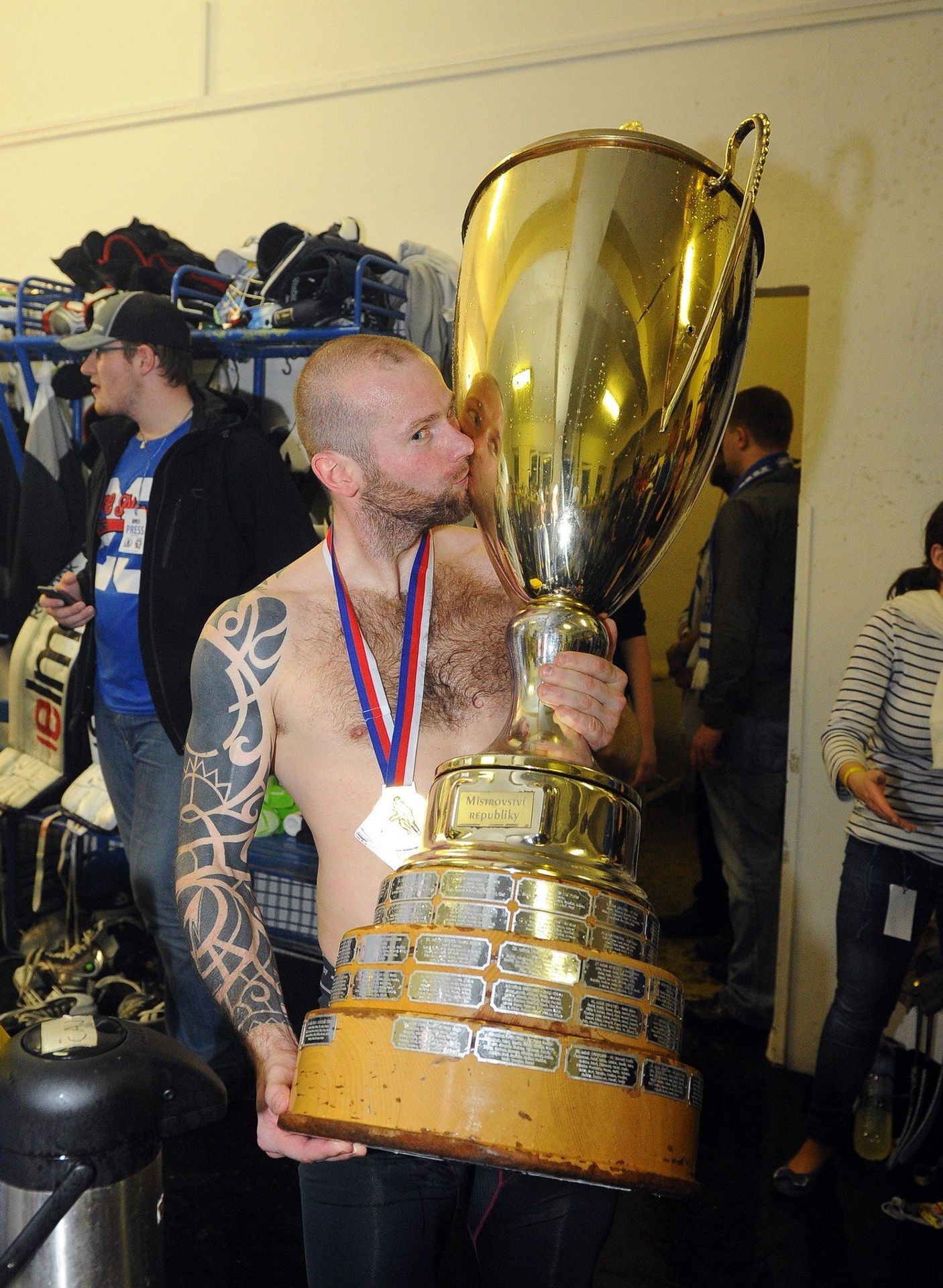 Adam Svoboda s trofejí pro vítěze extraligy. Rok 2013 - GALERIE: Úspěchy Adama Svobody (2/4)
