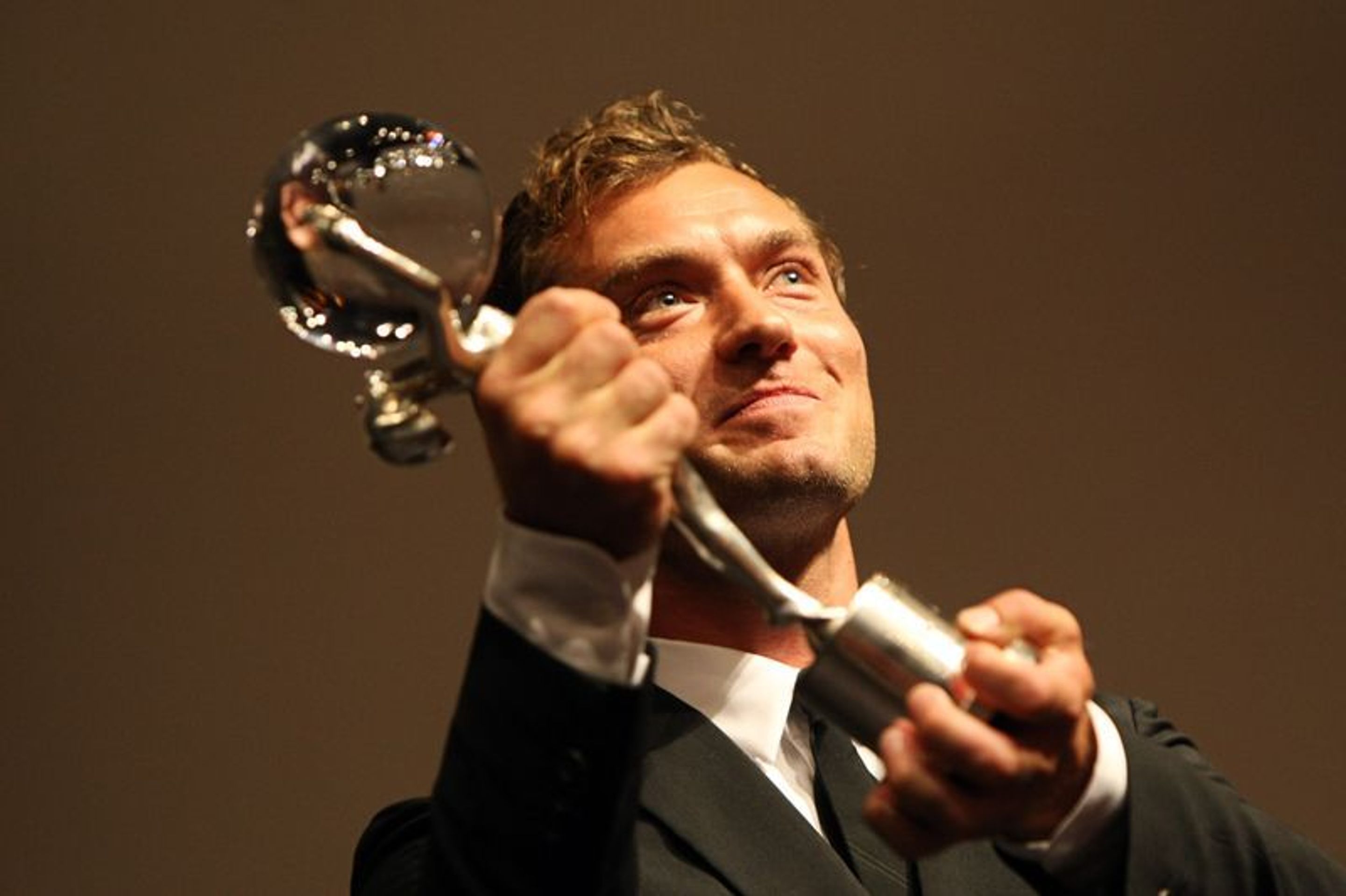Jude Law na festivalu v Karlových Varech - 4 - GALERIE: Jude Law na festivalu v Karlových Varech (7/12)
