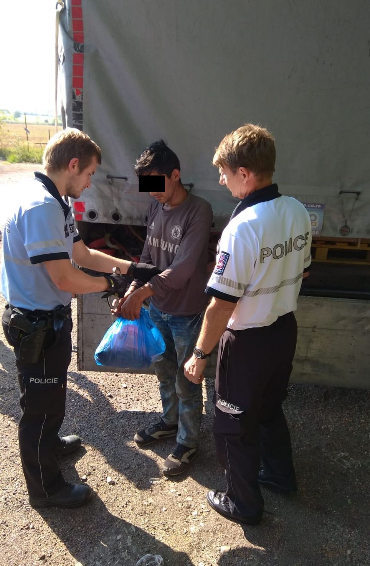 Řidič uslyšel podivné zvuky. Z náklaďáku vylezli čtyři Afghánci! - GALERIE: Řidič uslyšel podivné zvuky. Z náklaďáku vylezli čtyři Afghánci! (2/3)