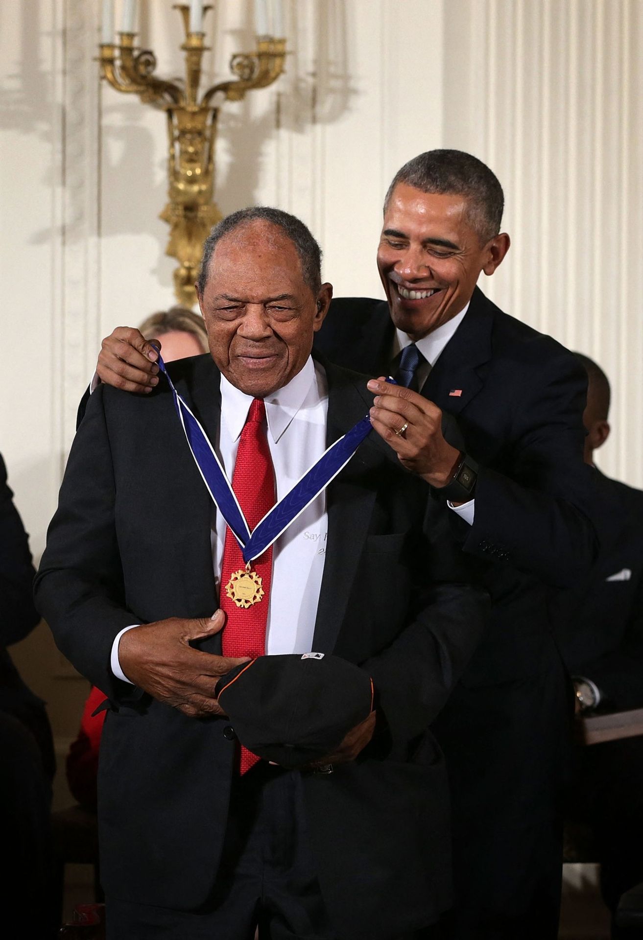 Barack Obama předává ocenění Willie Maysovi, 24. 11. 2015 Washington DC - Willie Mays (3/4)