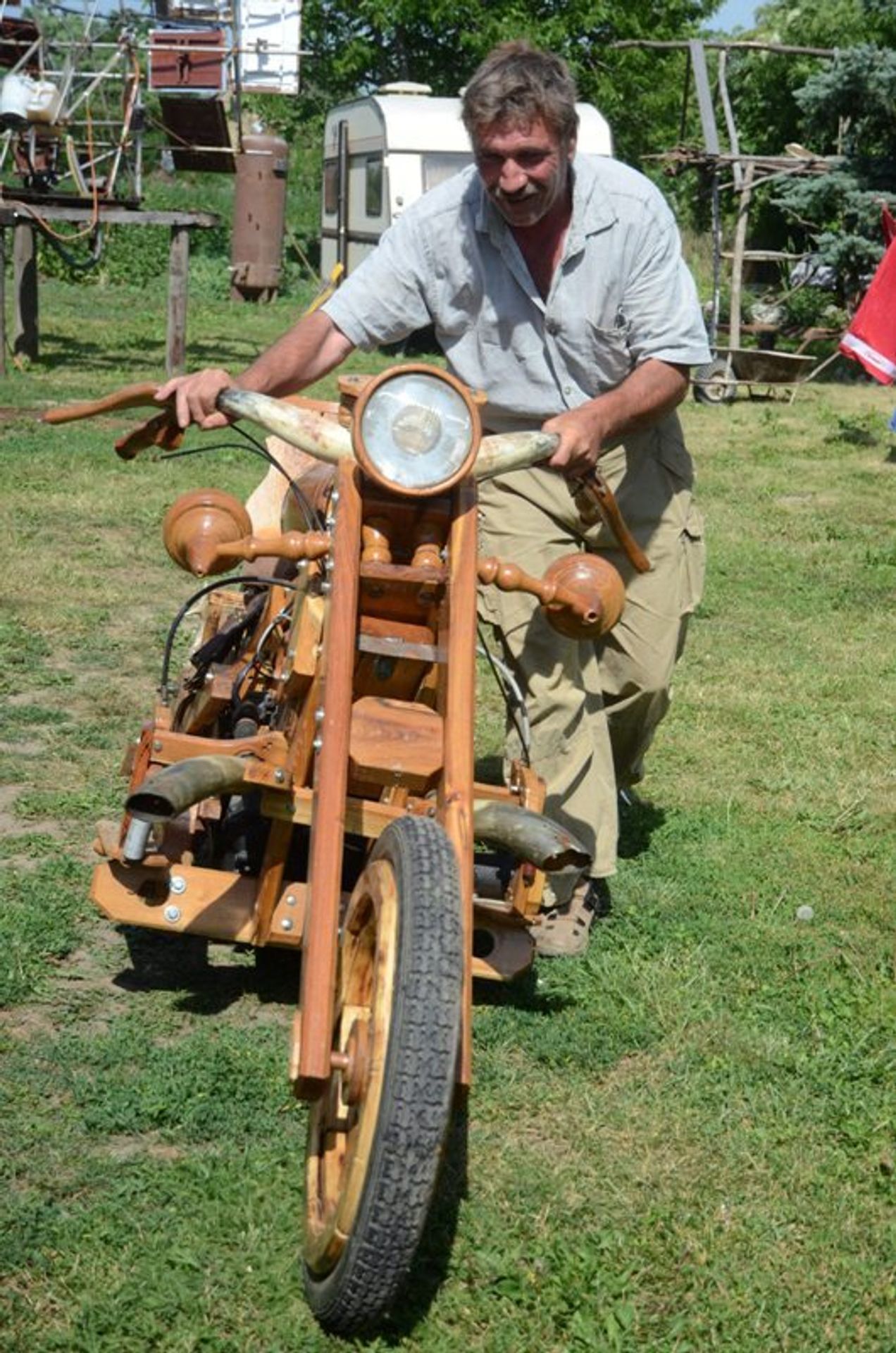 Istvan Puskas - dřevěný chopper - 3 - GALERIE: Dřevěný chopper Istvana Puskase (2/3)