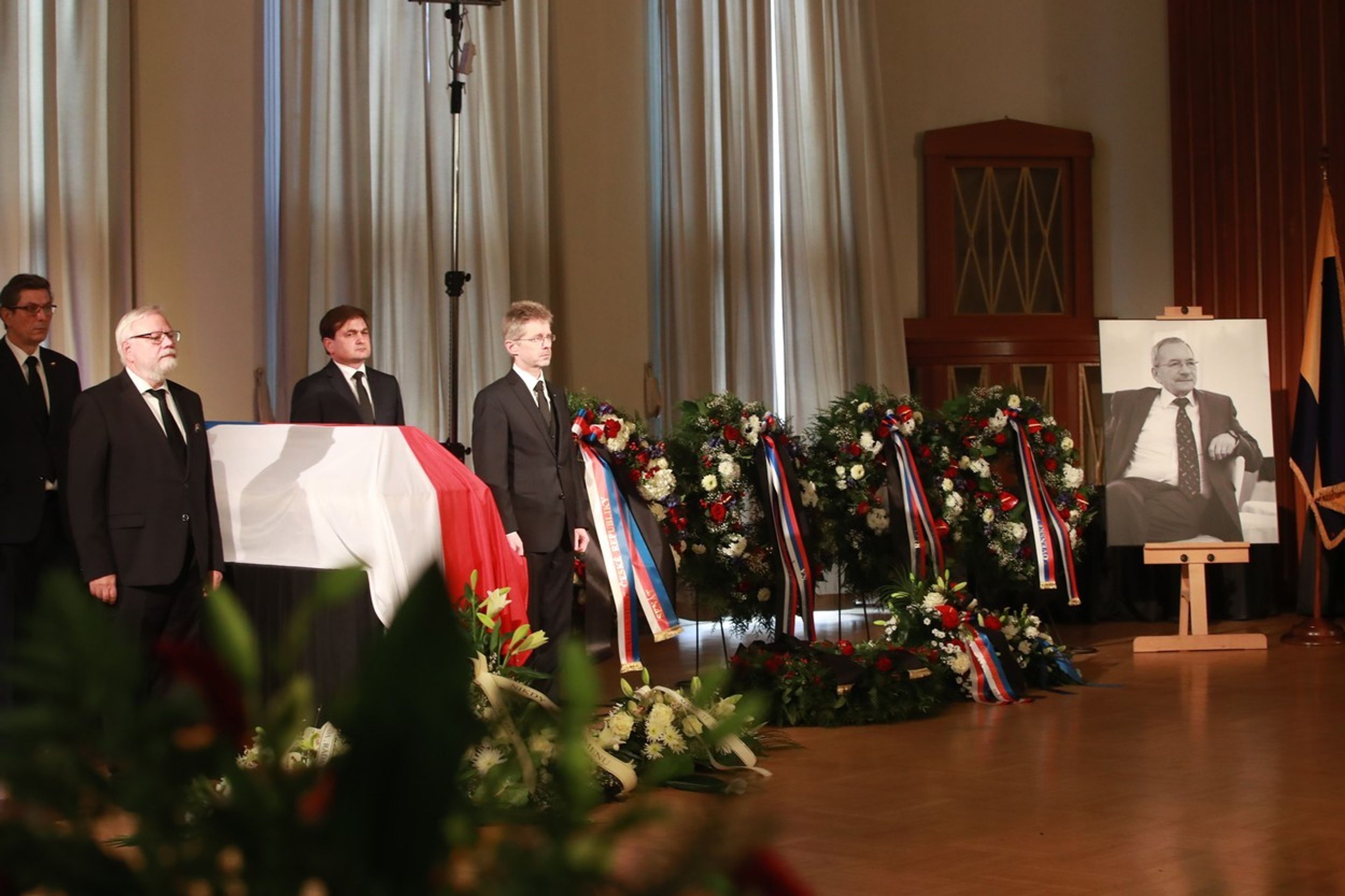 Lidé se loučí s Jaroslavem Kuberou - 1 - GALERIE: Rozloučení s Jaroslavem Kuberou (3/12)