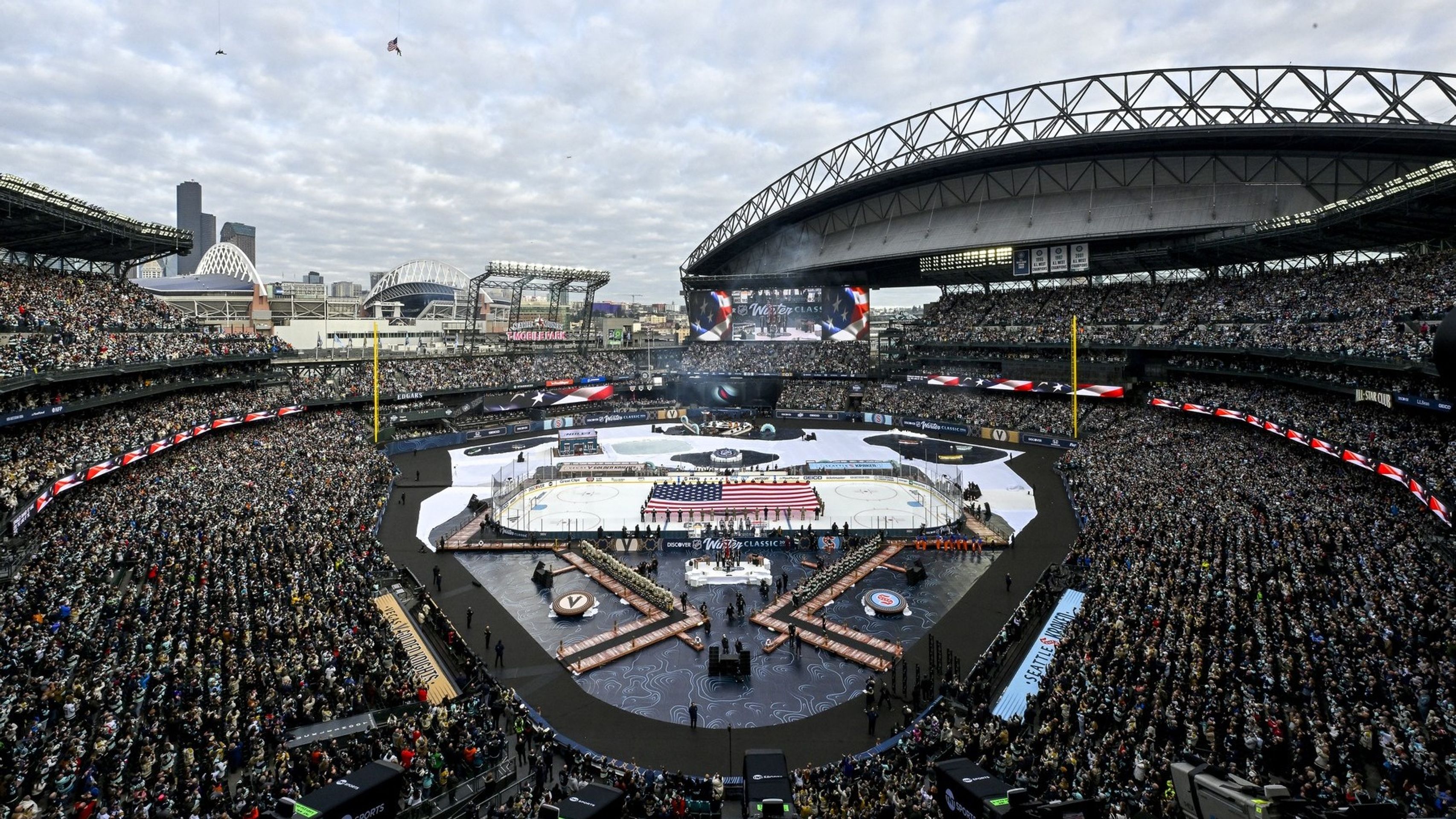 Pohled na vyprodaný T-Mobile Park - Winter Classic mezi Seattlem Kraken a Vegas Golden Knights (4/9)