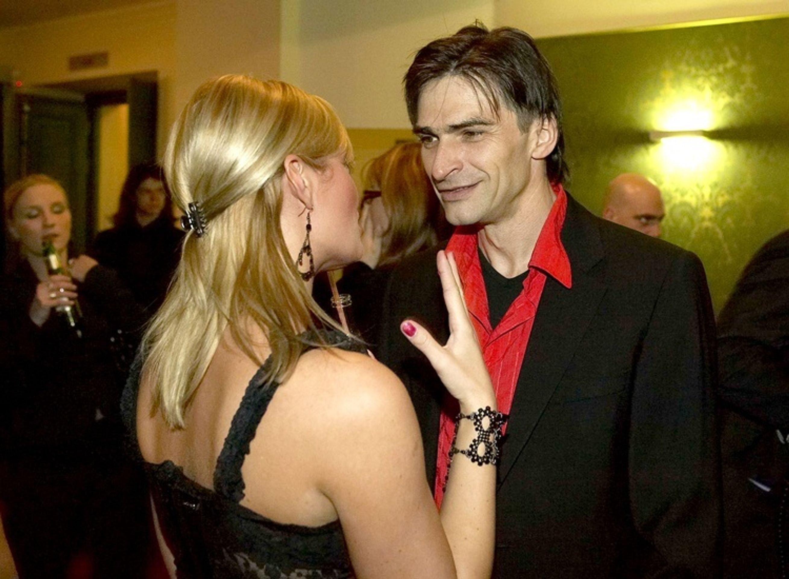 Večírek TýTý: Zdeněk Podhůrský v rozhovoru s moderátorkou Televizních novin Lucií Borhyovou.  - TýTý 2006 - video (6/7)
