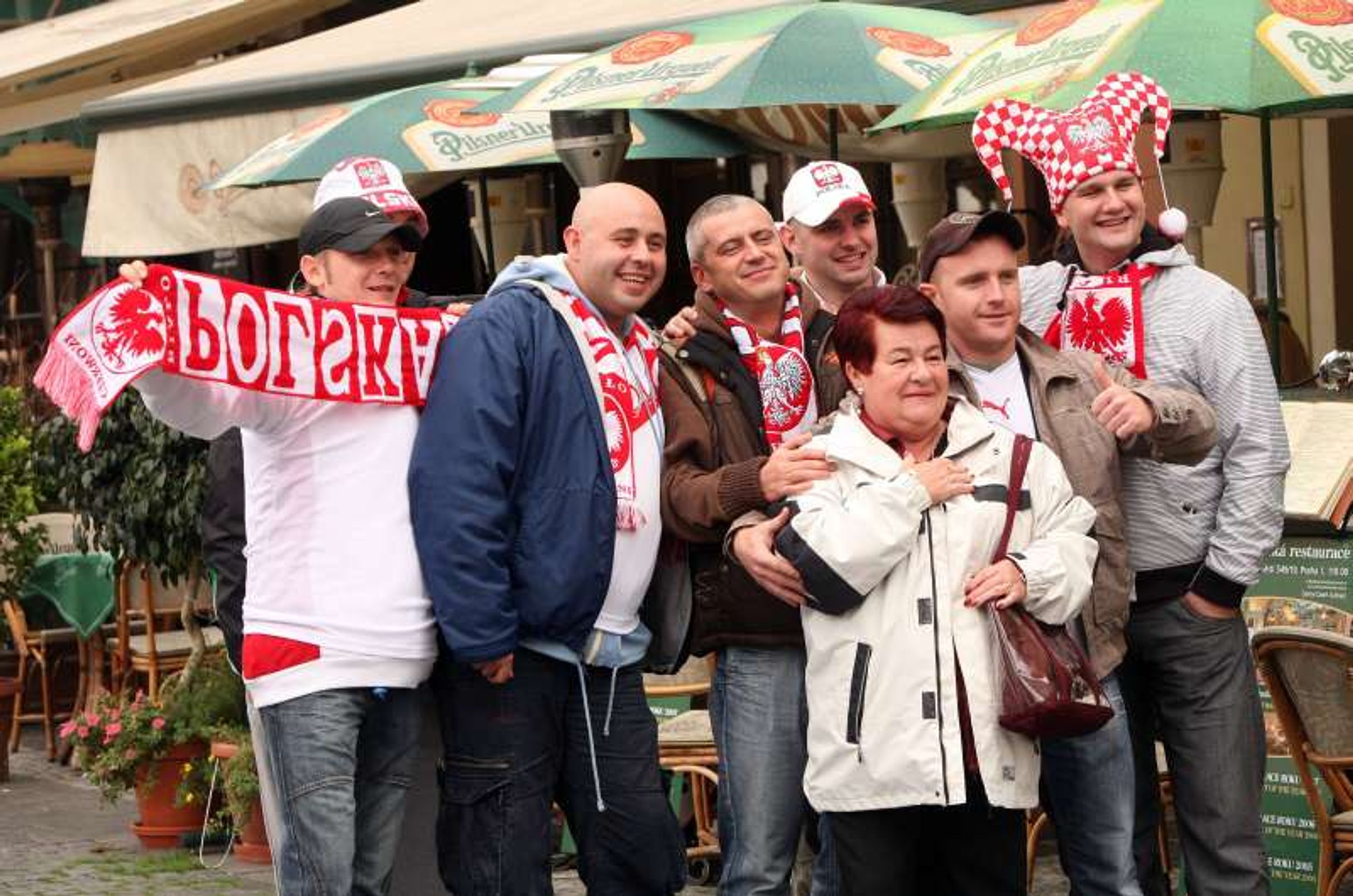 Polští fanoušci na Staroměstském náměstí - GALERIE: Polští fanoušci v Praze (5/6)